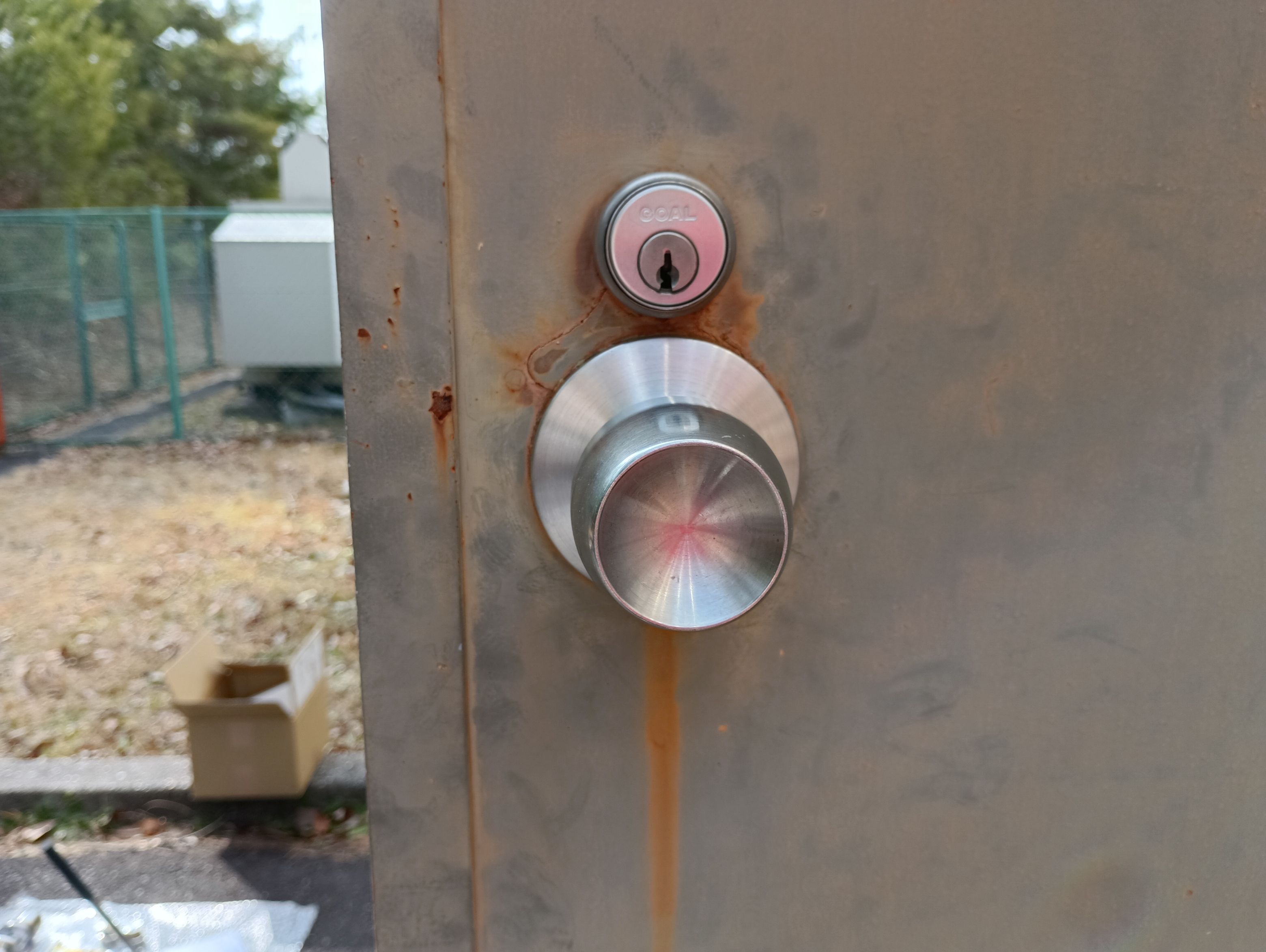 小島硝子の錆び付いてしまい施解錠ができなくなった鍵を交換工事。の施工事例詳細写真1