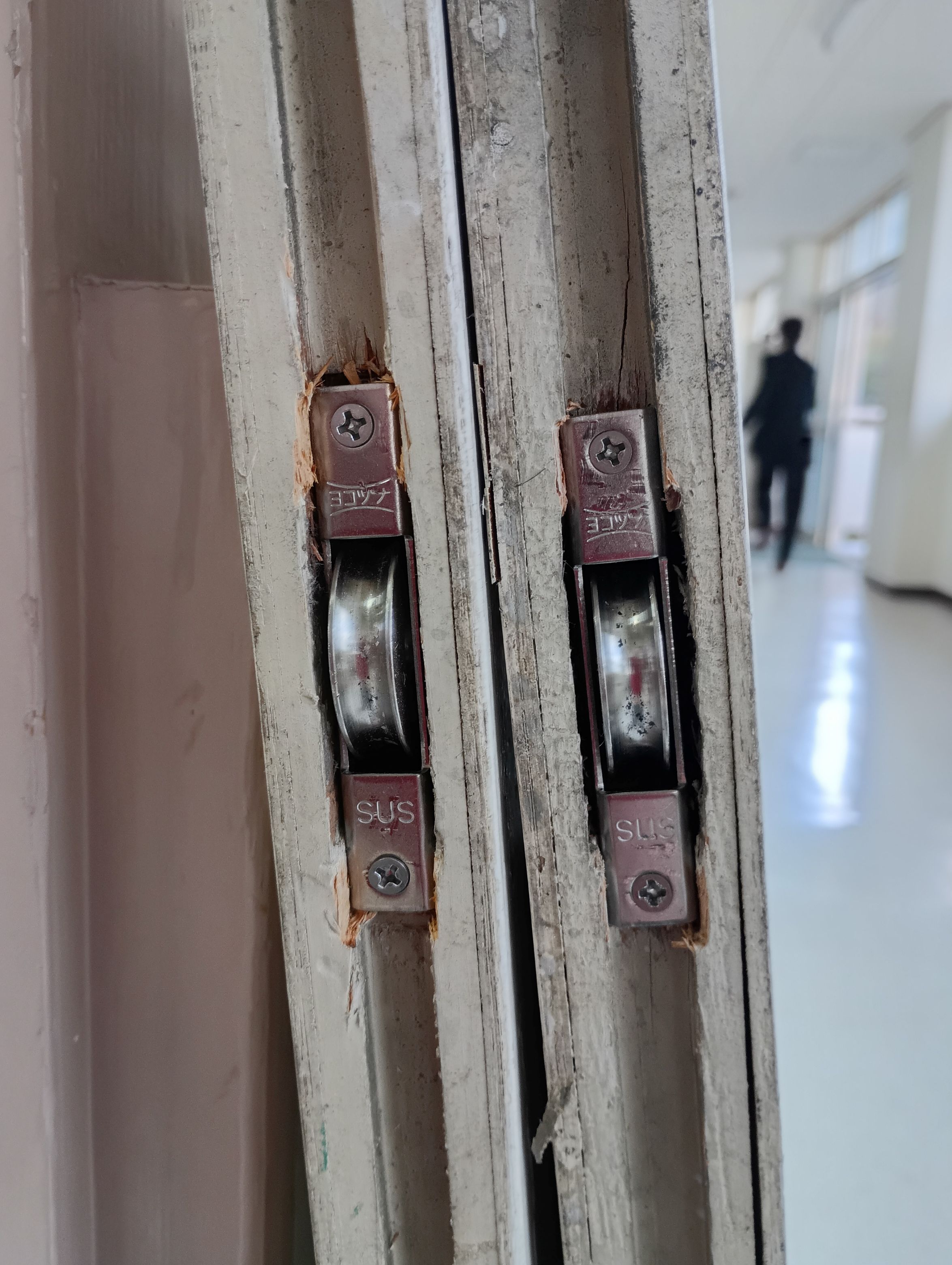 小島硝子の経年劣化で動きが悪くなった戸車を交換。の施工事例詳細写真2