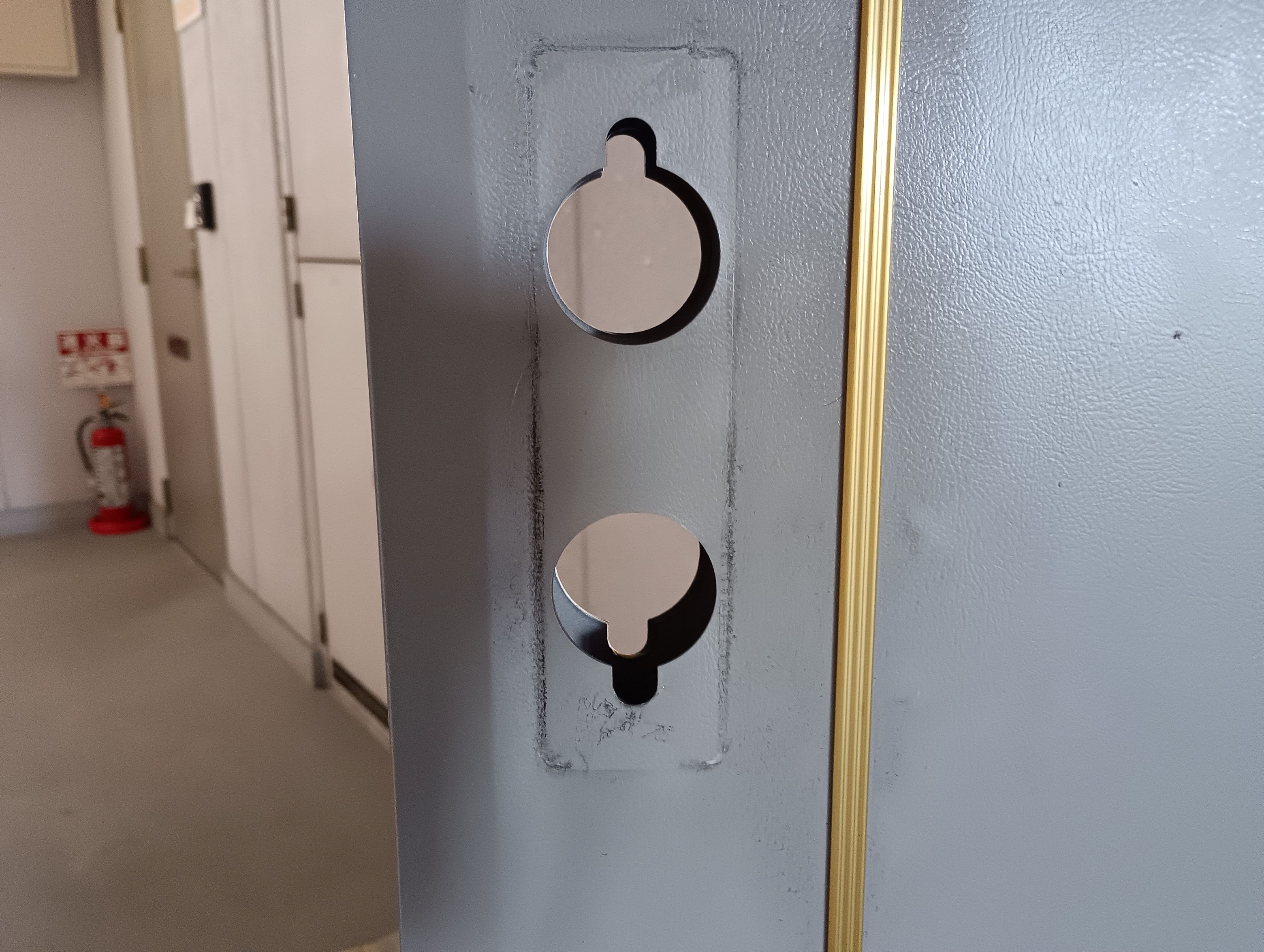 小島硝子の故意に傷つけられた面付箱錠を交換工事。の施工事例詳細写真2