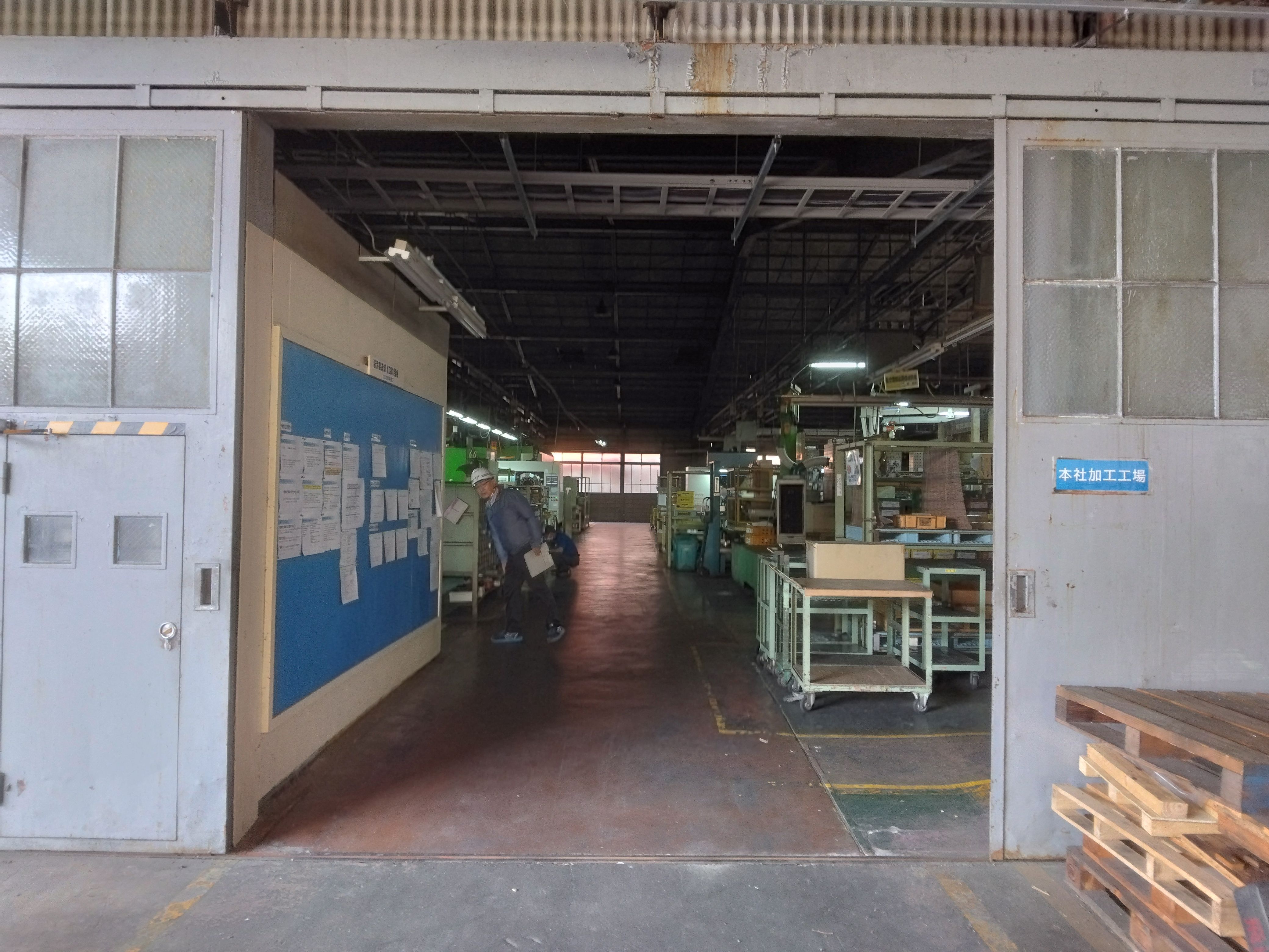 小島硝子の工場の出入口に高速シートシャッターを設置。の施工事例詳細写真1