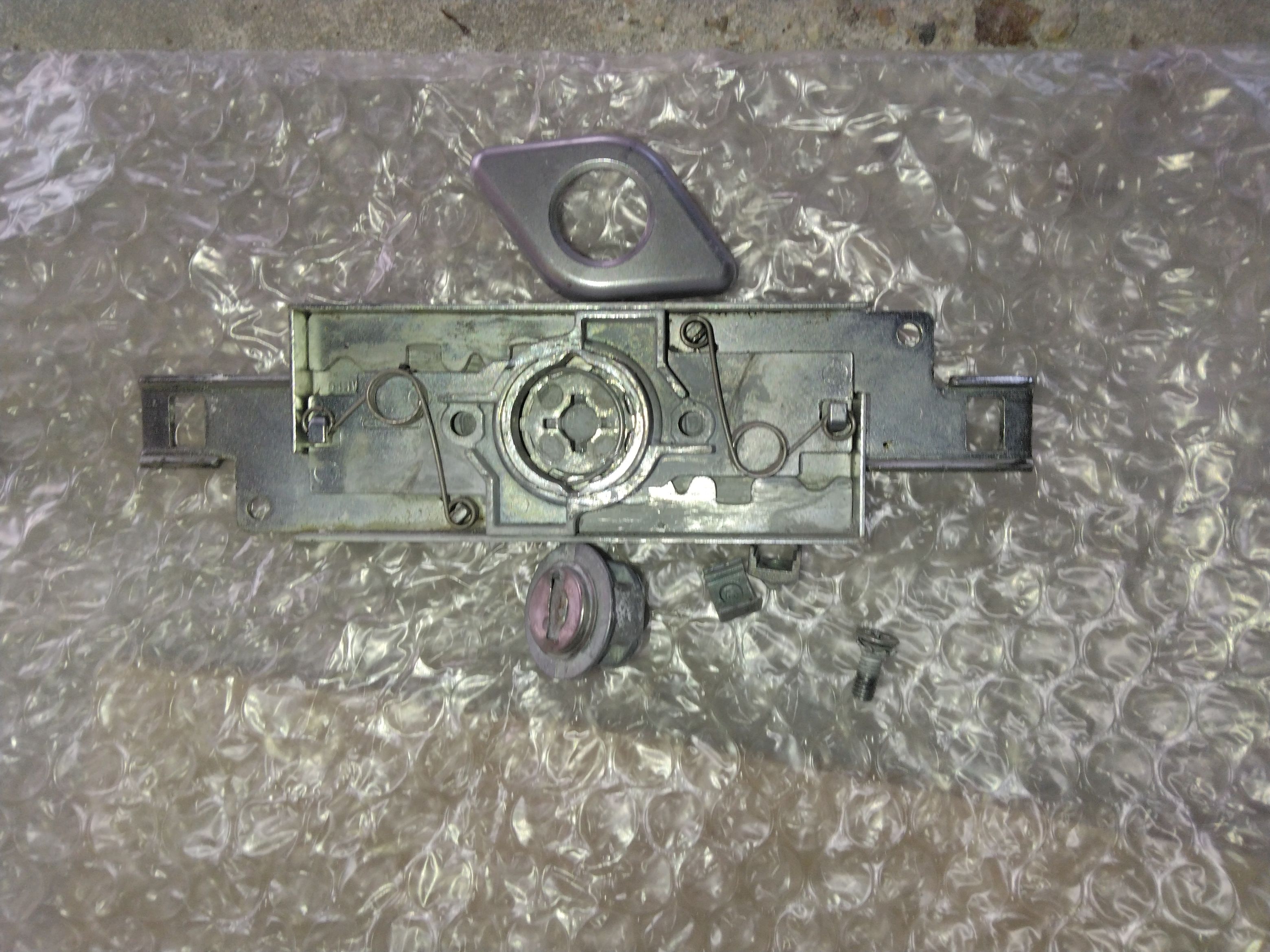 小島硝子の物置のｼｬｯﾀｰ錠交換工事。の施工事例詳細写真1