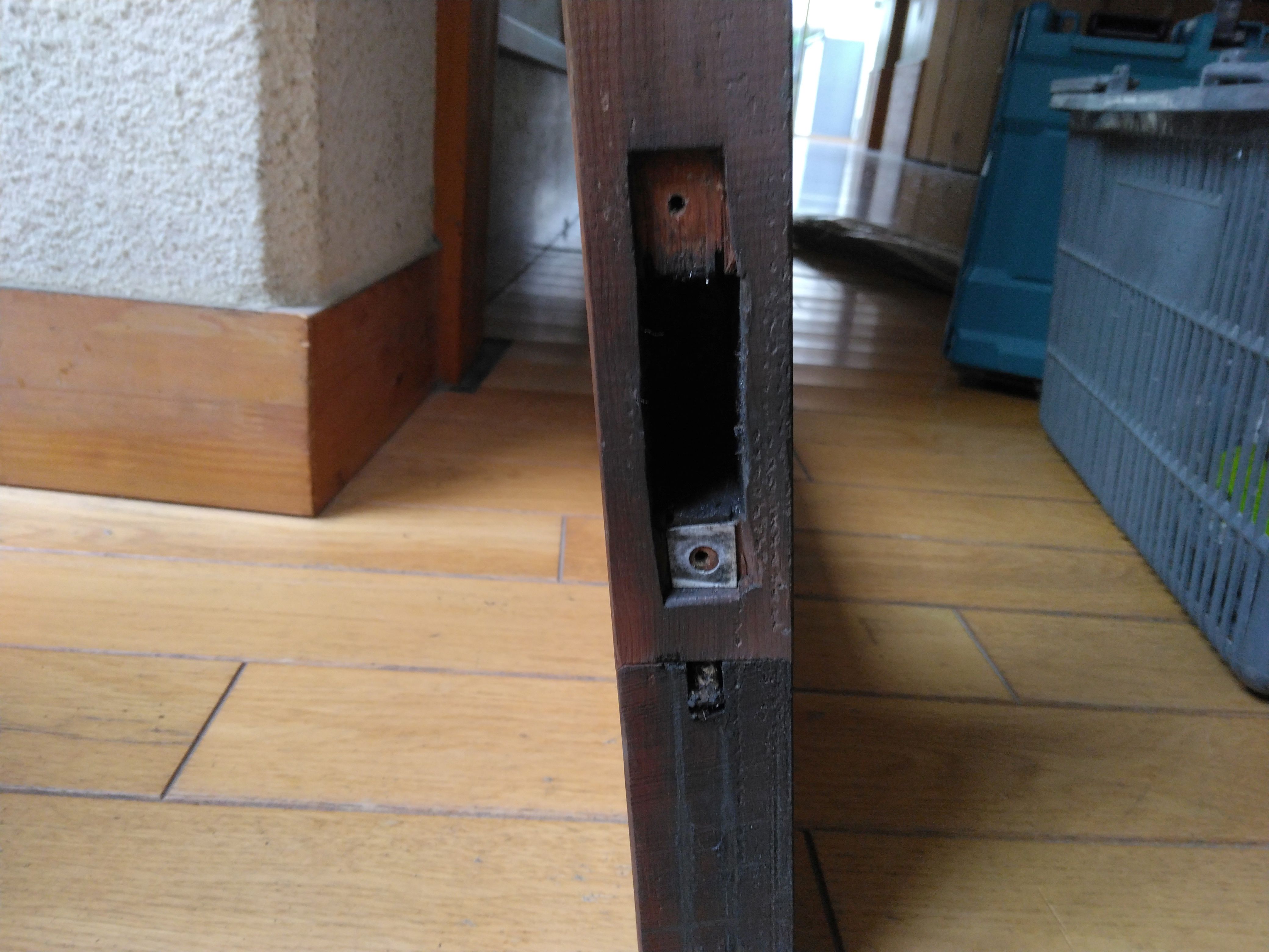 小島硝子の木製建具引戸の開閉動作が重くなったので、戸車を交換工事。の施工事例詳細写真2