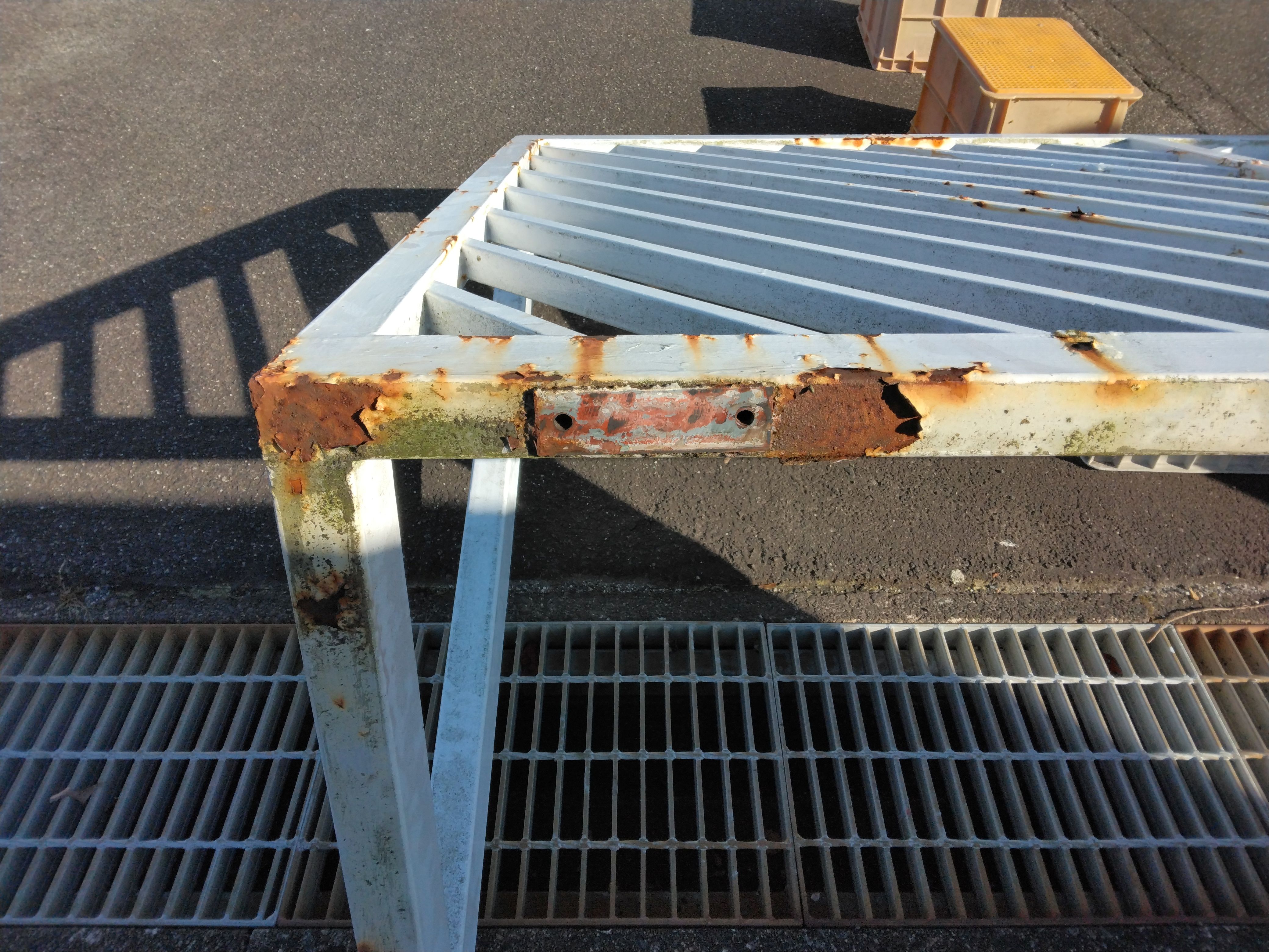 小島硝子の経年劣化で開閉操作が重くなった門扉の戸車を交換工事。の施工事例詳細写真2