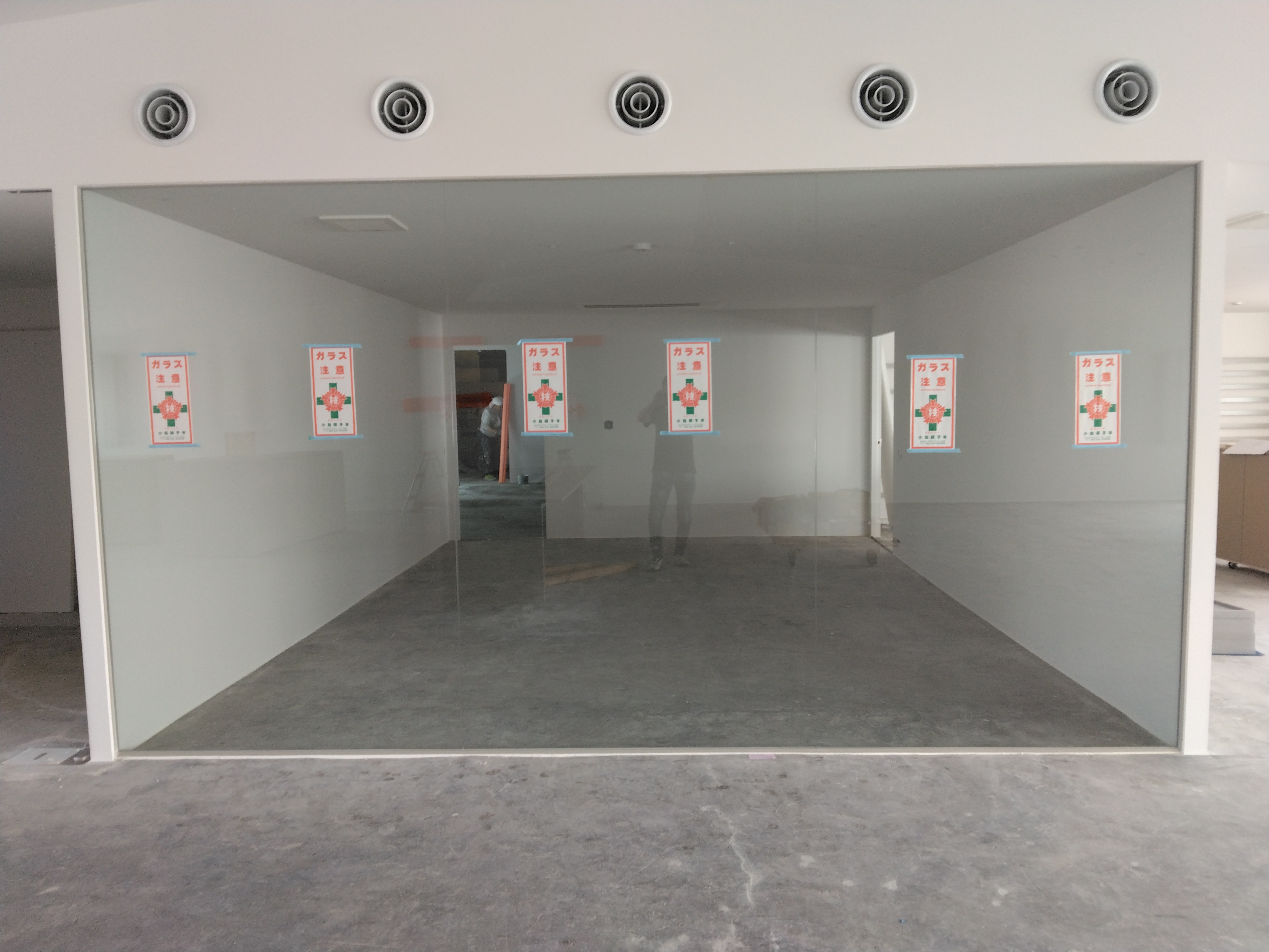 小島硝子の2階展示場に硝子施工の施工事例詳細写真2