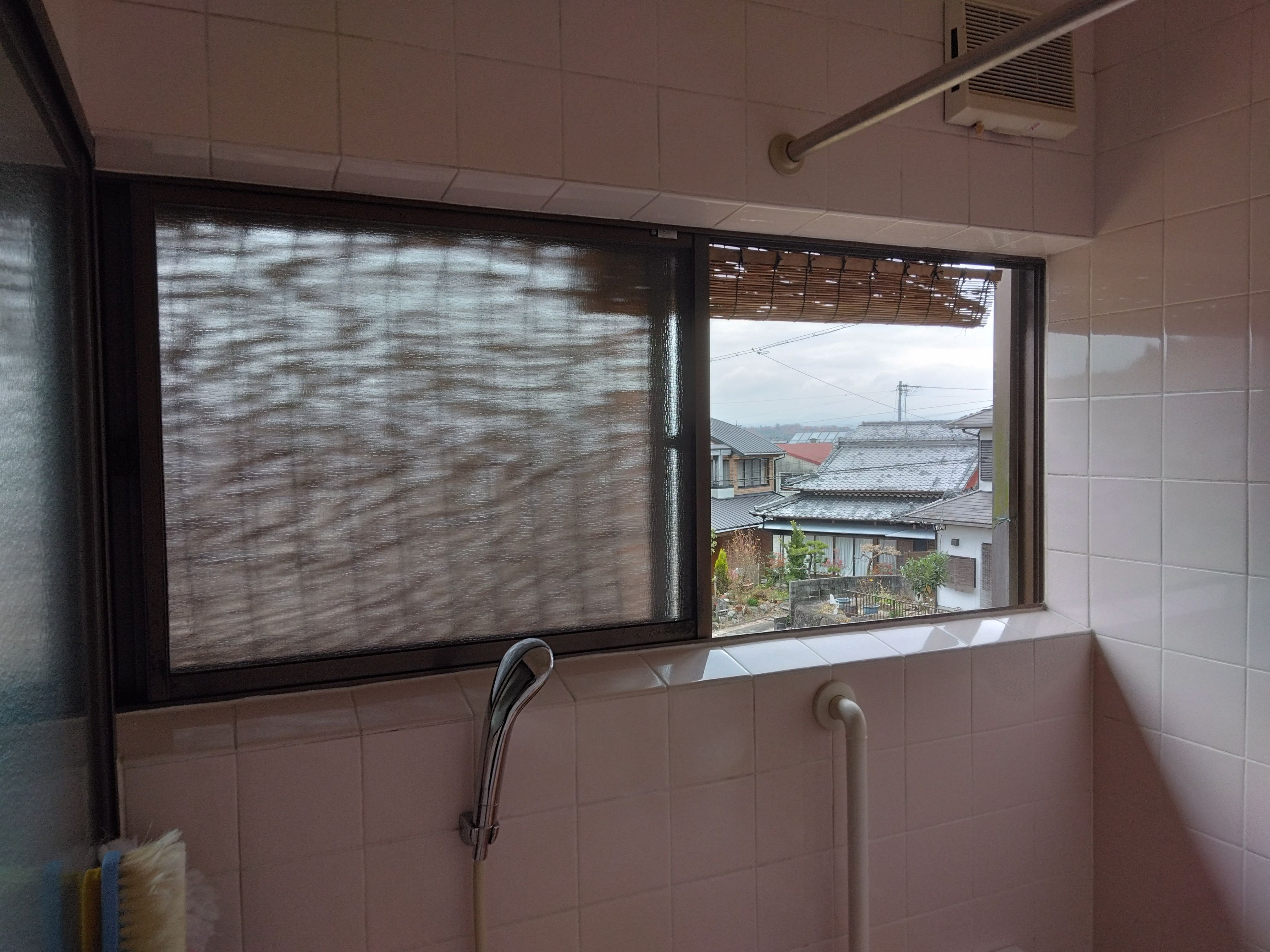 小島硝子の浴室、洗面所、キッチン、トイレ等、毎日使用する場所に内窓を設置。の施工事例詳細写真1