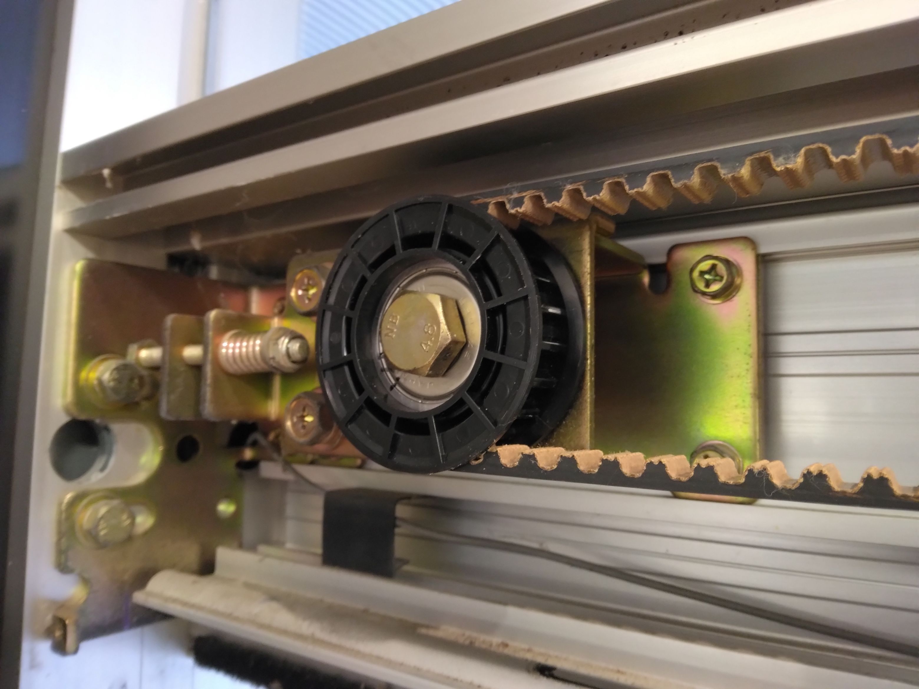 小島硝子のYKK自動扉の従動ﾌﾟｰﾘｰを交換。の施工事例詳細写真3