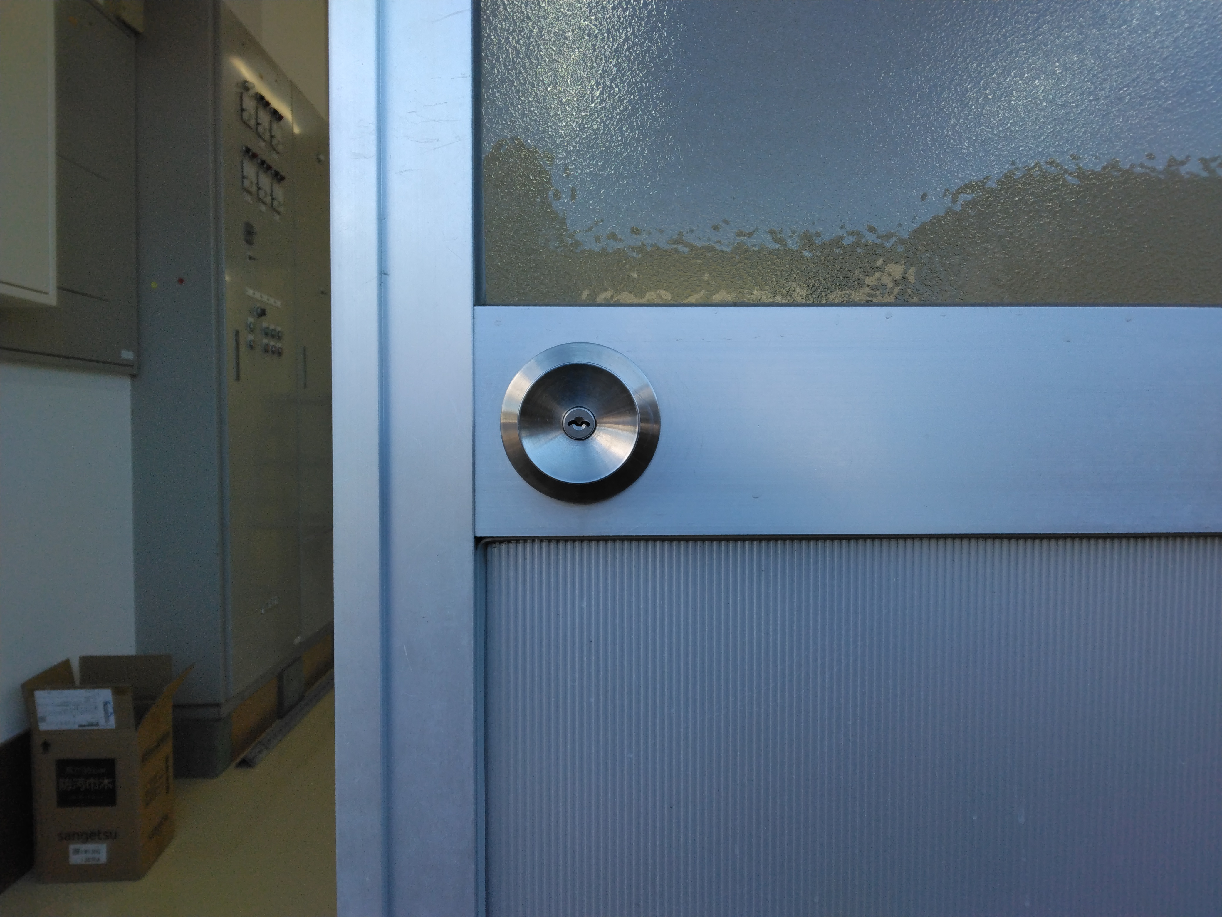 小島硝子の框ドア対応玉座取替錠（横）キーレックス500-22275XMSに交換しキーレスフリー‼の施工事例詳細写真1