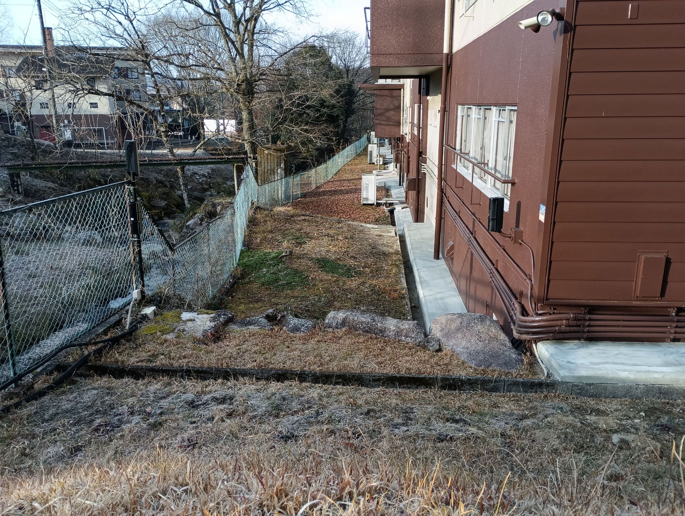 小島硝子の防犯対策にメッシュフェンスを設置。の施工事例詳細写真1