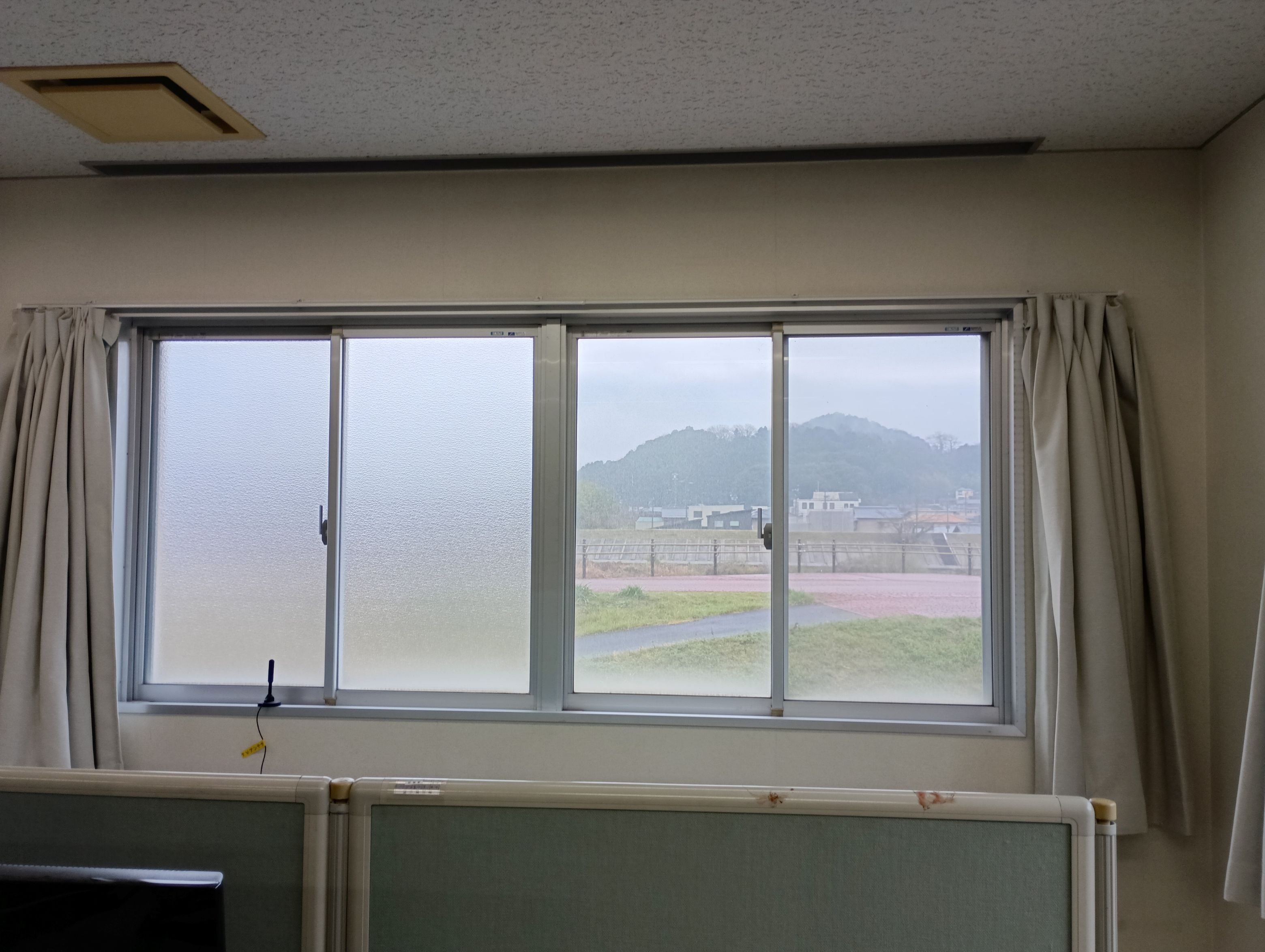 小島硝子の会議室に内窓を設置し快適な空間を確保。の施工事例詳細写真1