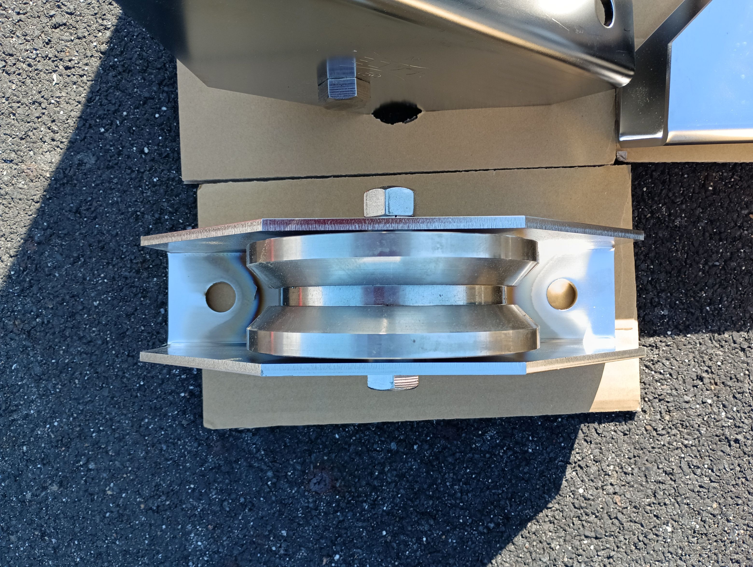 小島硝子の錆び付いて動きが悪くなった引戸門扉の重量戸車を交換工事。の施工事例詳細写真4