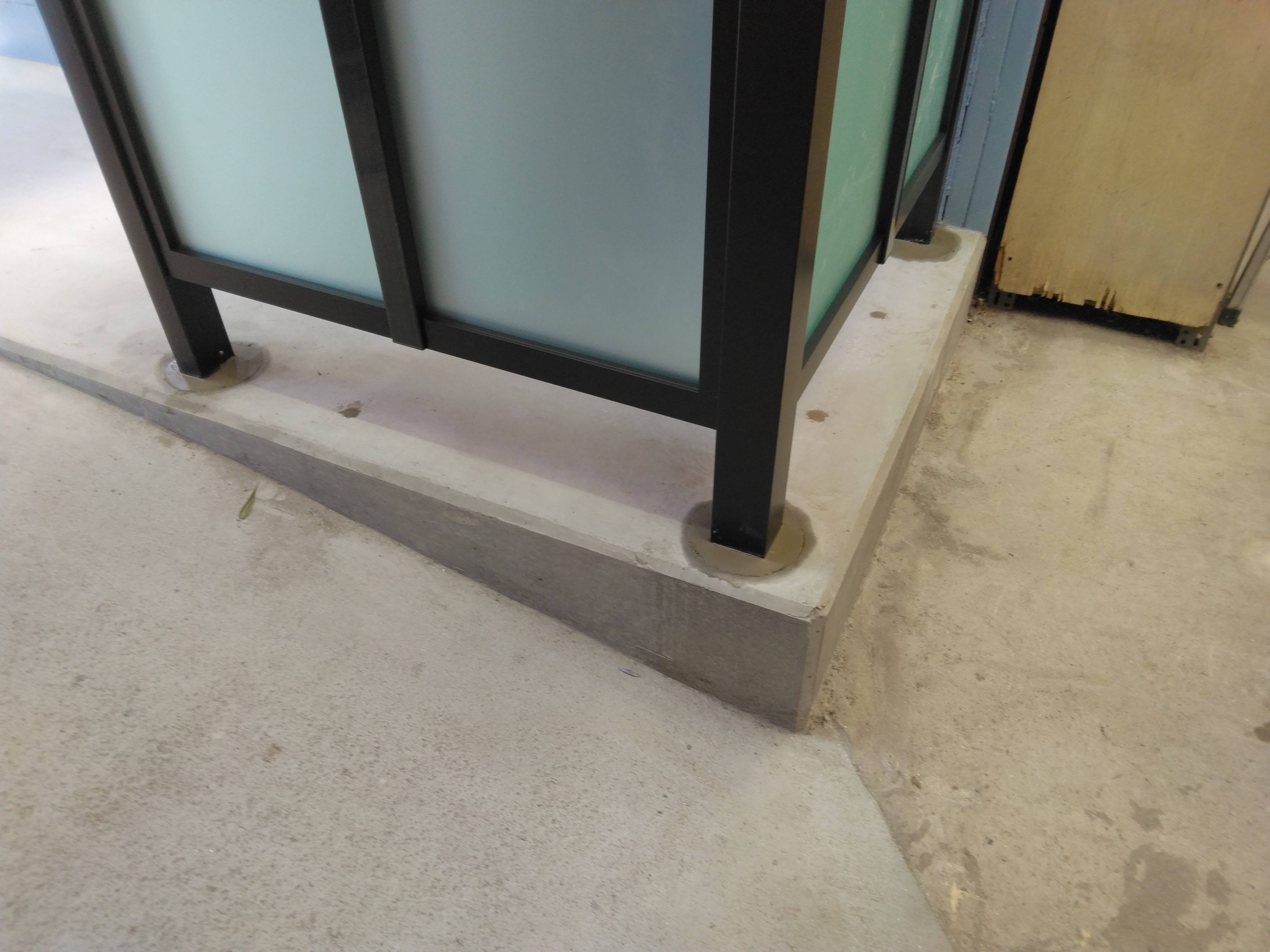 小島硝子のトイレ入口にスクリーンを設置して外部からの視線をカット。の施工事例詳細写真3