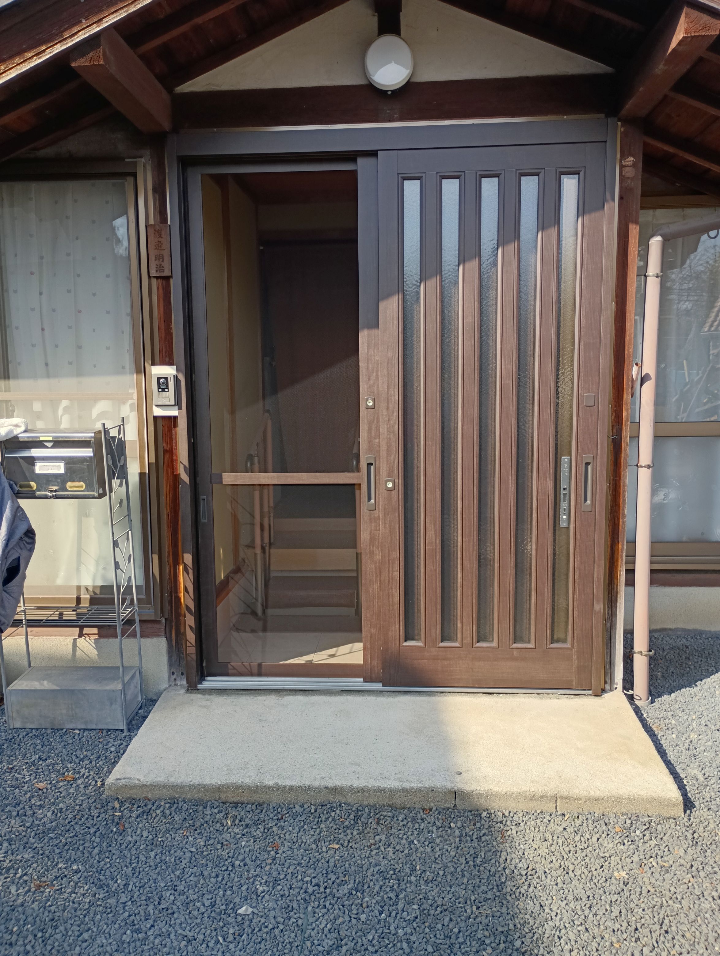 小島硝子の老朽化した玄関引戸を交換工事。の施工事例詳細写真2