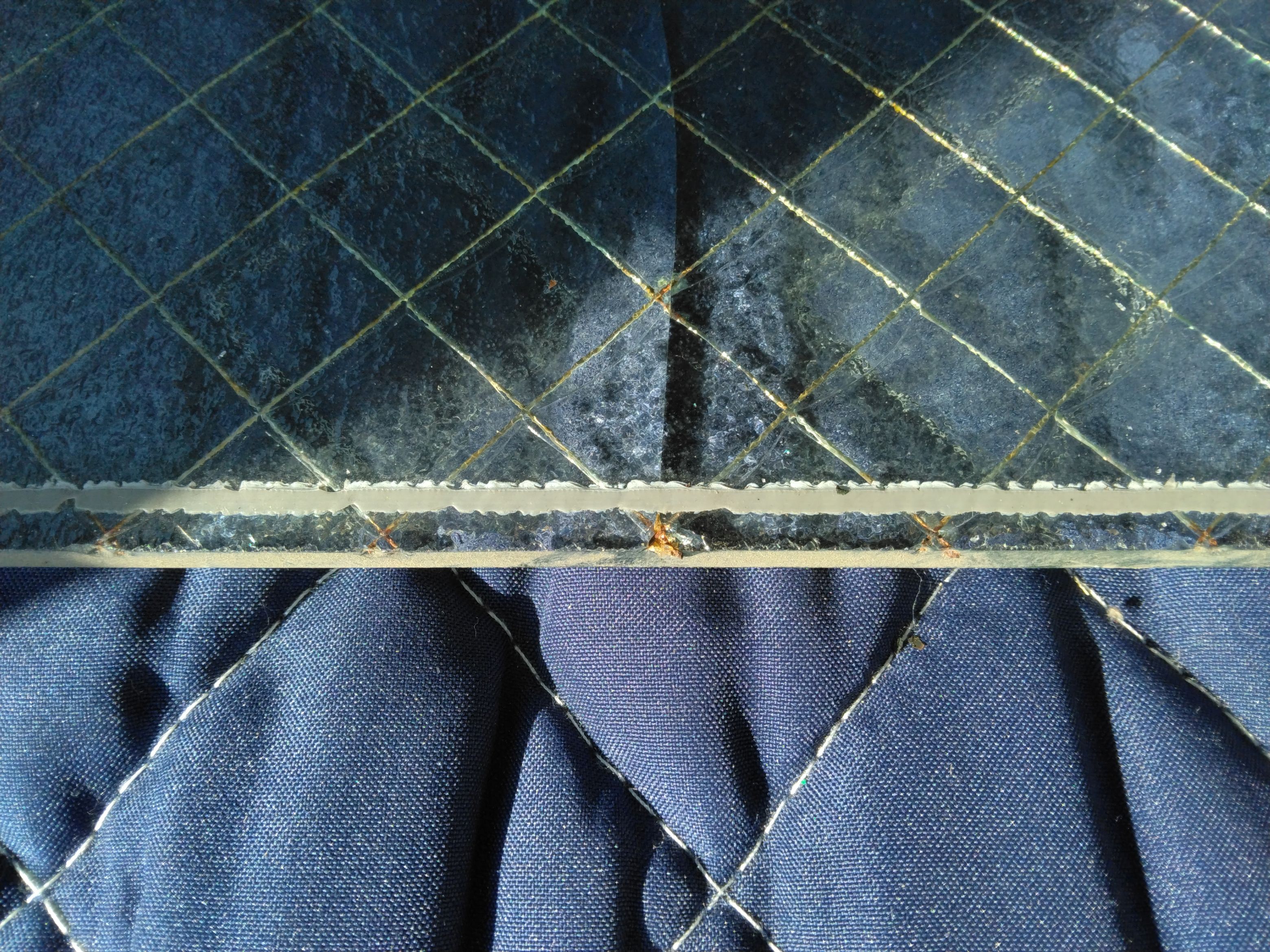 小島硝子のベランダ手摺の網入り型板硝子を取替。の施工事例詳細写真1