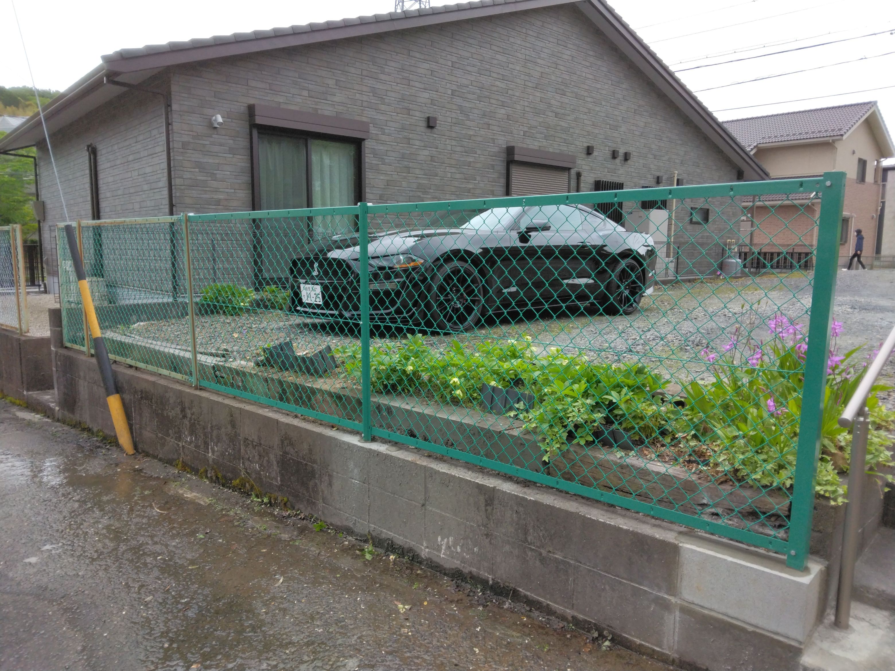 小島硝子の自動車事故によるネットフェンス交換工事。の施工事例詳細写真1