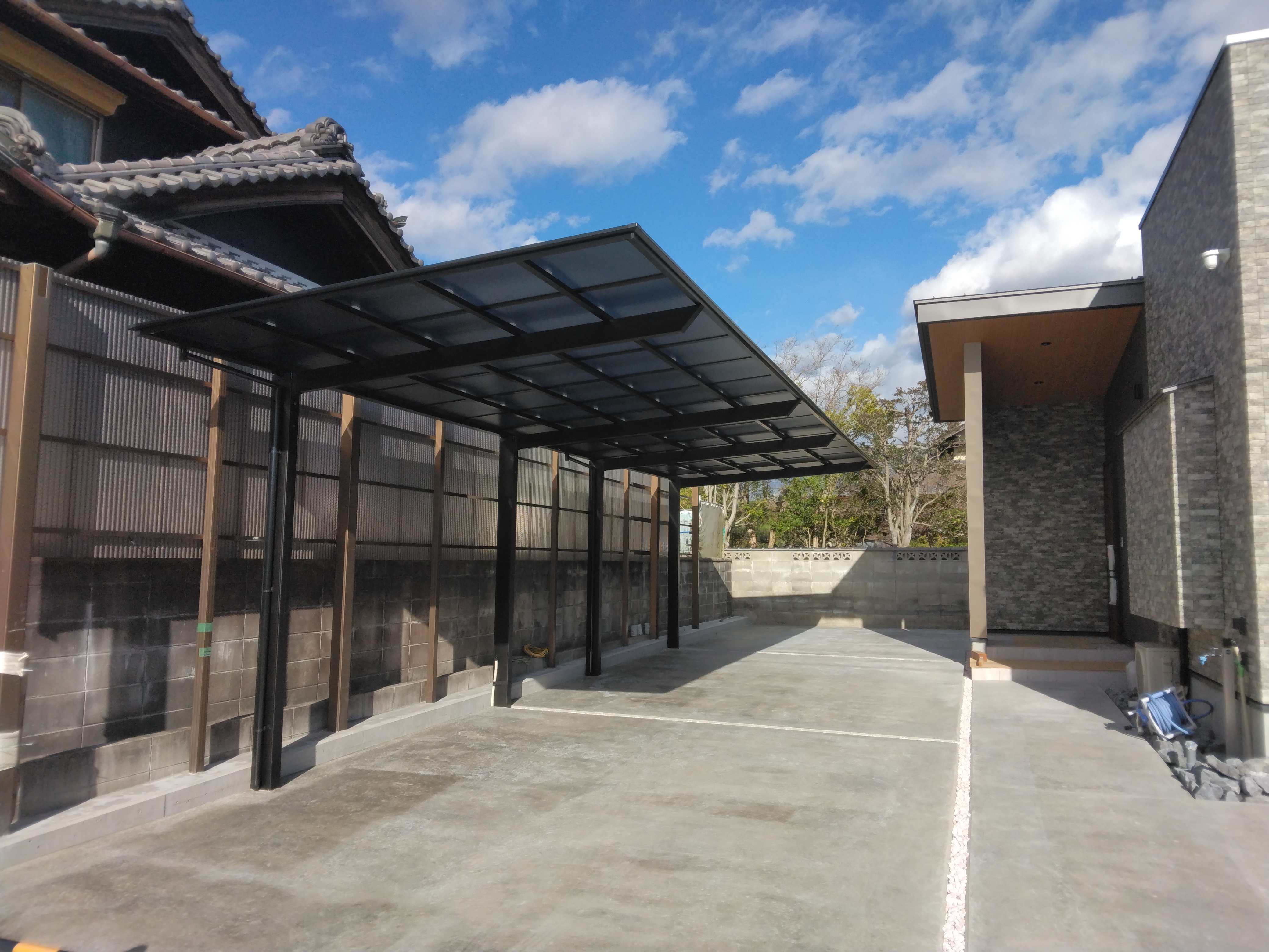小島硝子の機能的な屋根材で愛車をしっかり守る。の施工事例詳細写真1