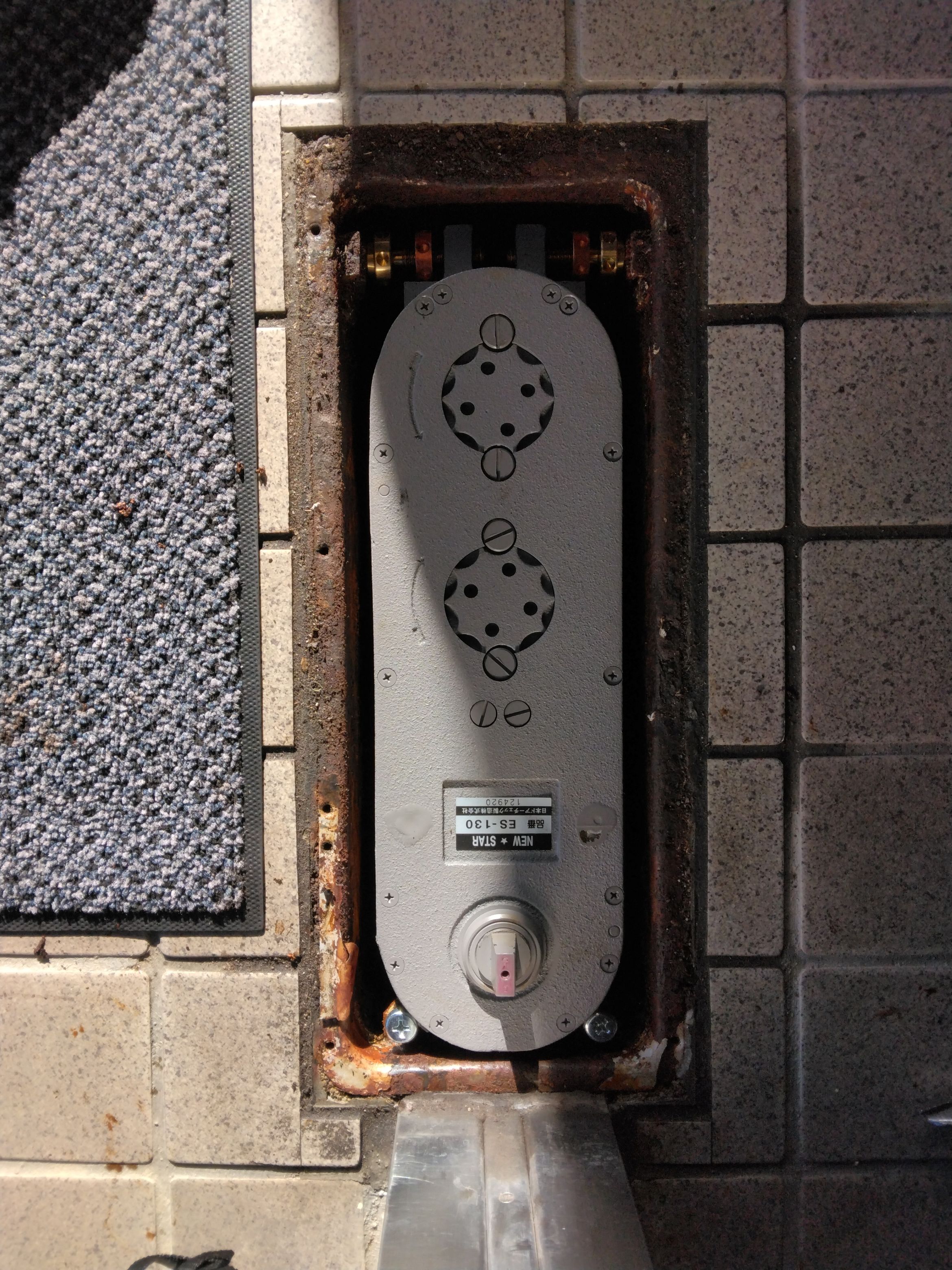 小島硝子の開閉動作が困難になったﾌﾛｱｰﾋﾝｼﾞを交換。の施工事例詳細写真2