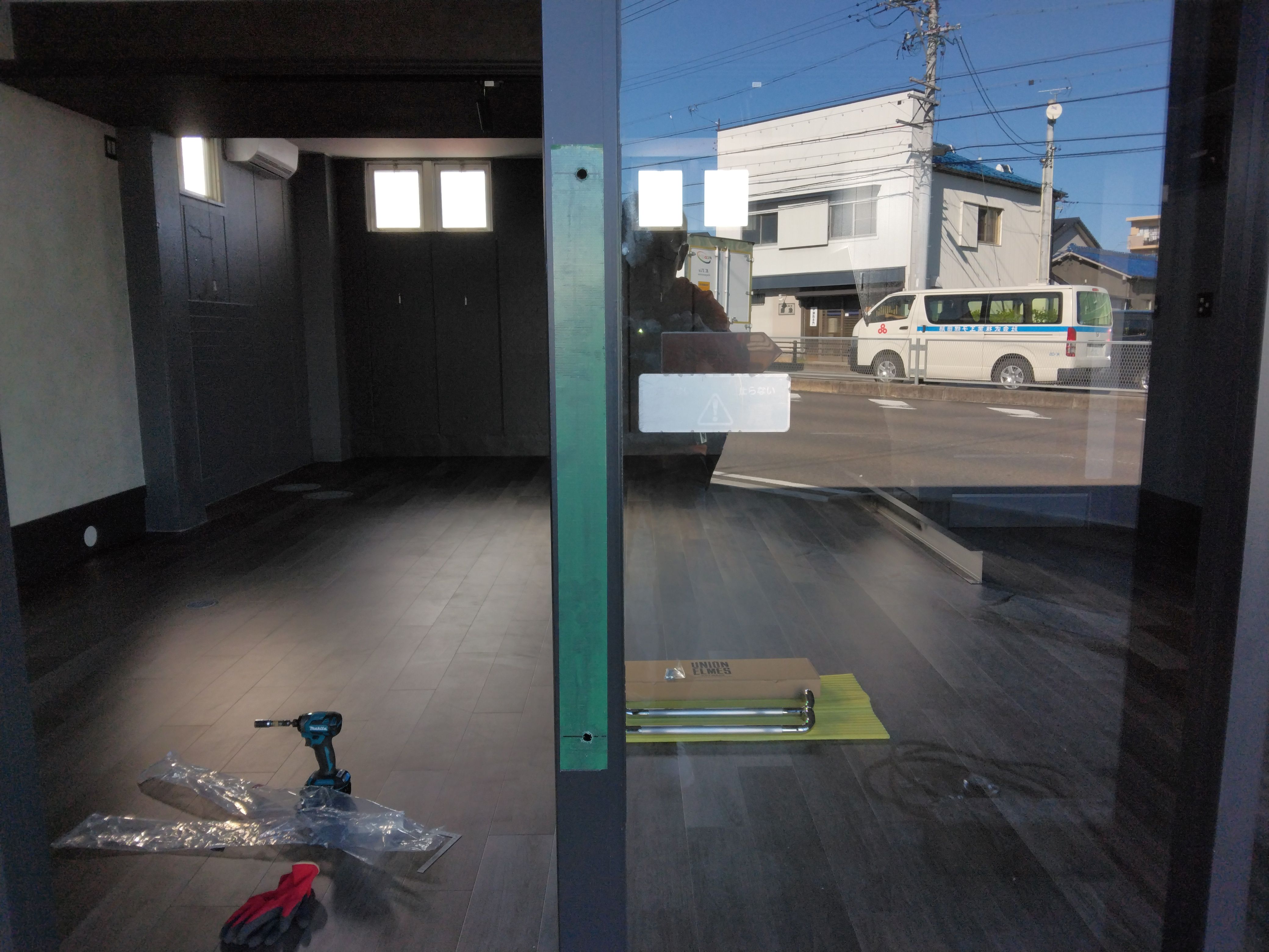 小島硝子の老朽化した自動ドアを手動式に加工・修理。の施工事例詳細写真2