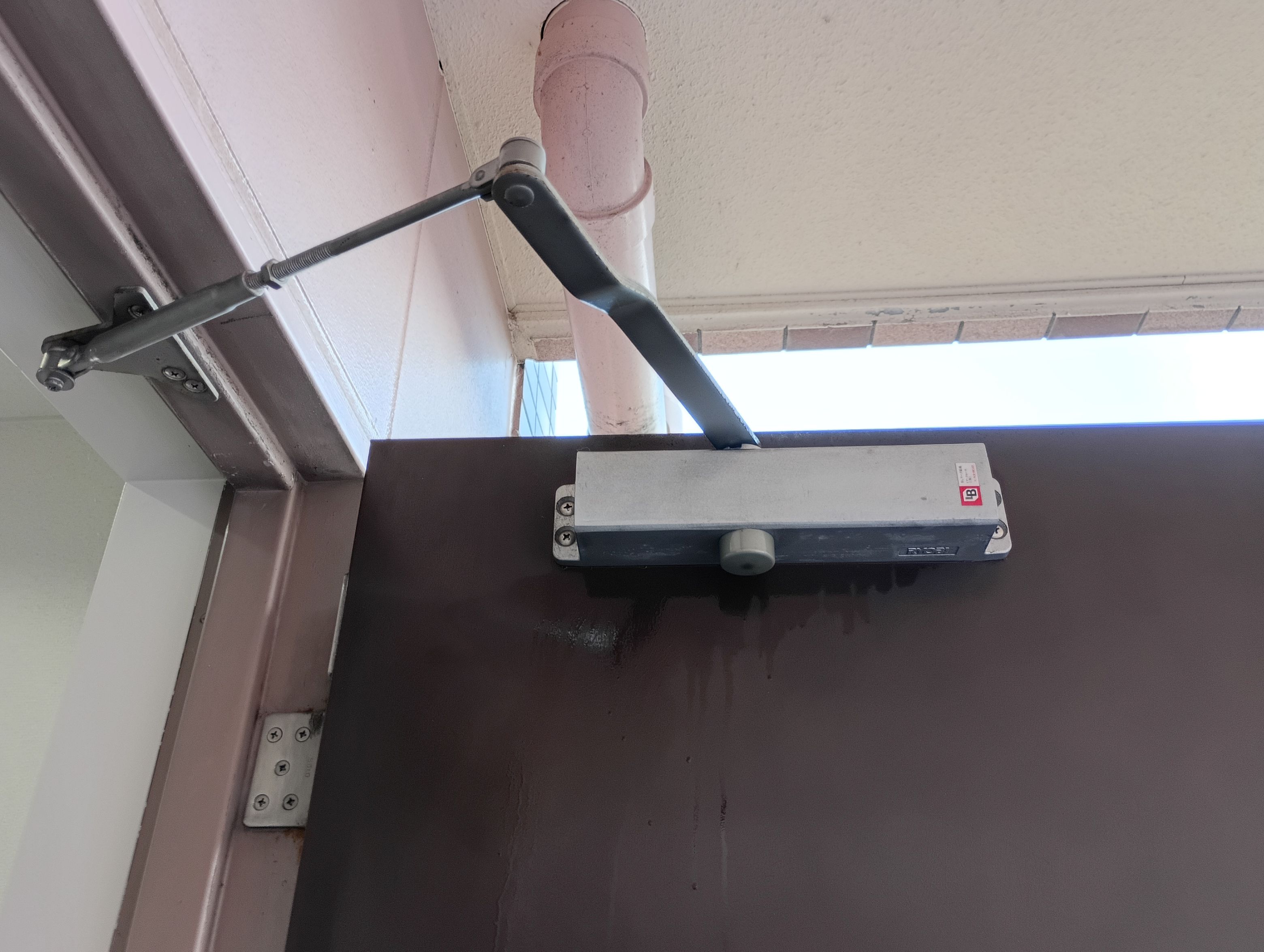 小島硝子の油漏れして故障したドアクーザを交換工事。の施工事例詳細写真1