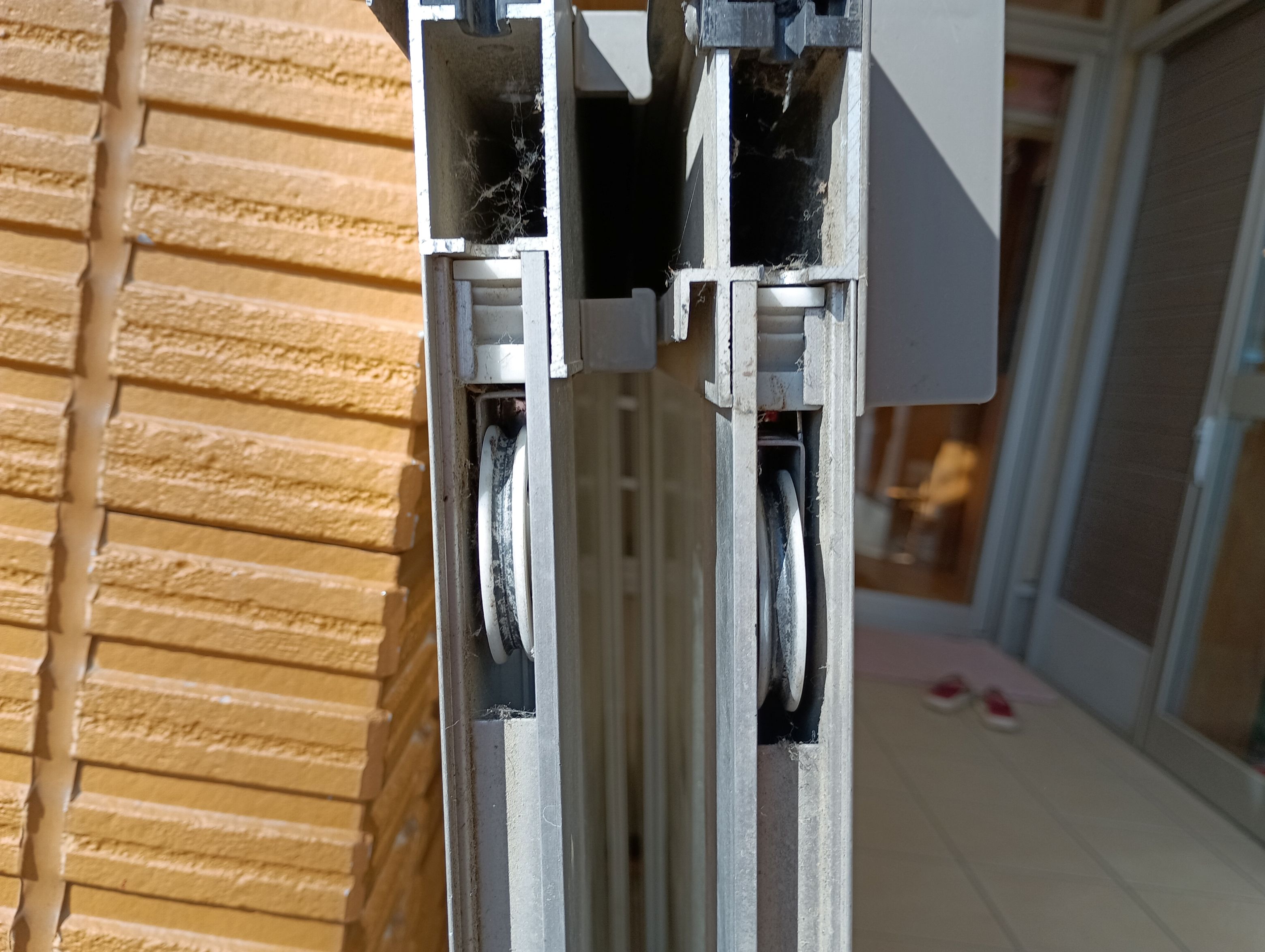 小島硝子の破損して動きが悪くなった戸車を交換。の施工事例詳細写真1