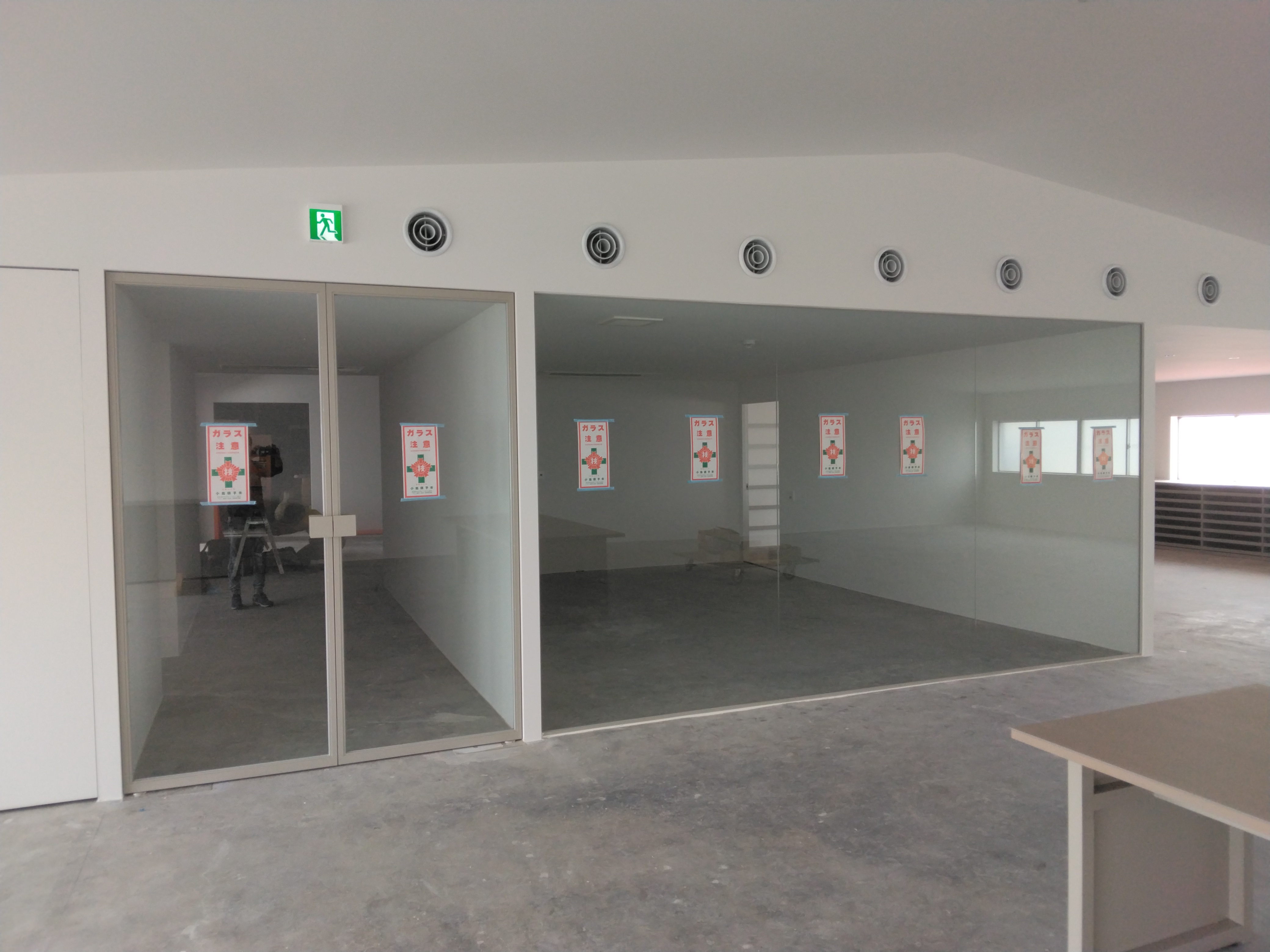小島硝子の2階展示場に硝子施工の施工事例詳細写真3