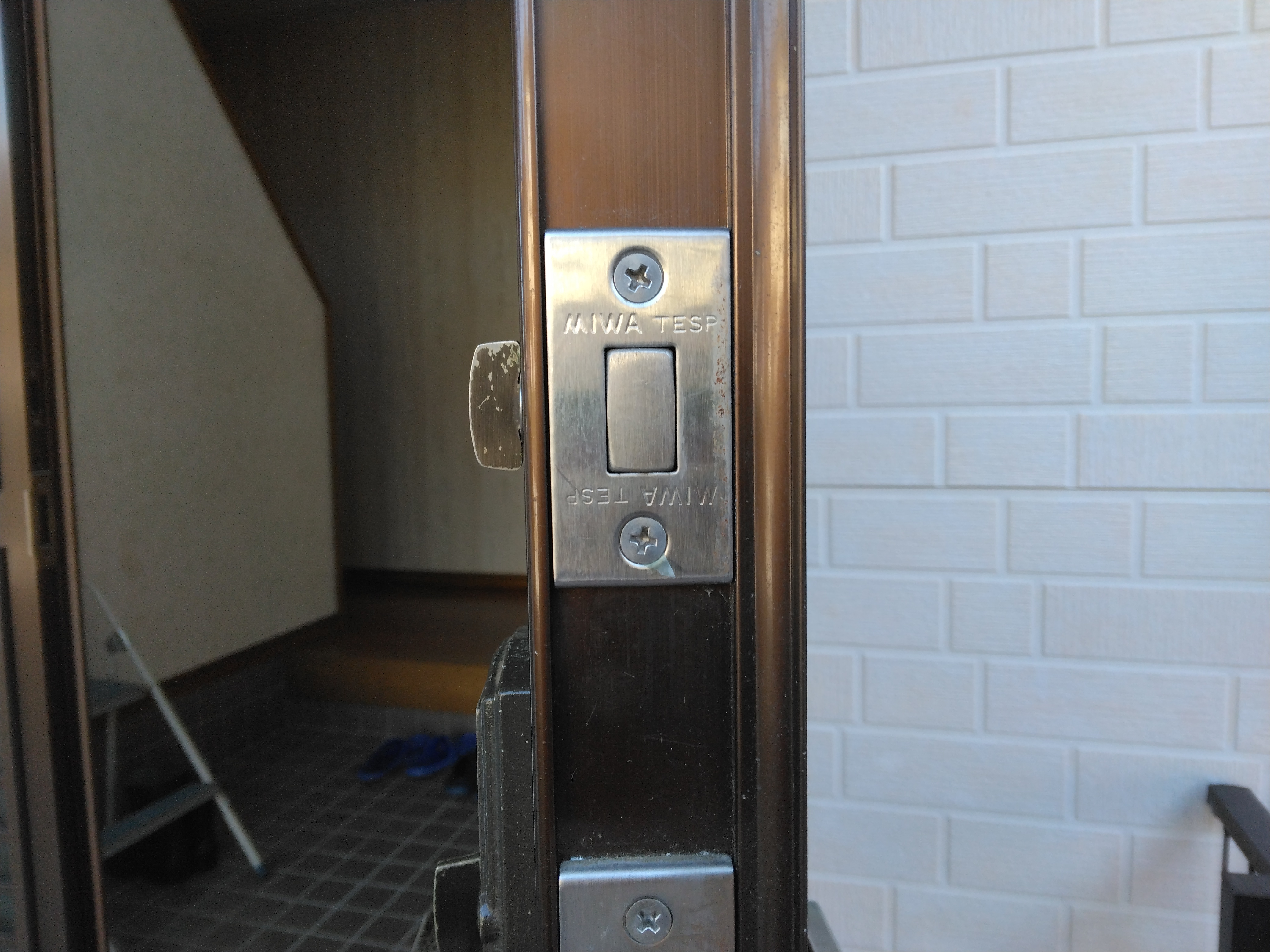 小島硝子の玄関ﾄﾞｱのｼﾘﾝﾀﾞｰ錠の交換の施工事例詳細写真2
