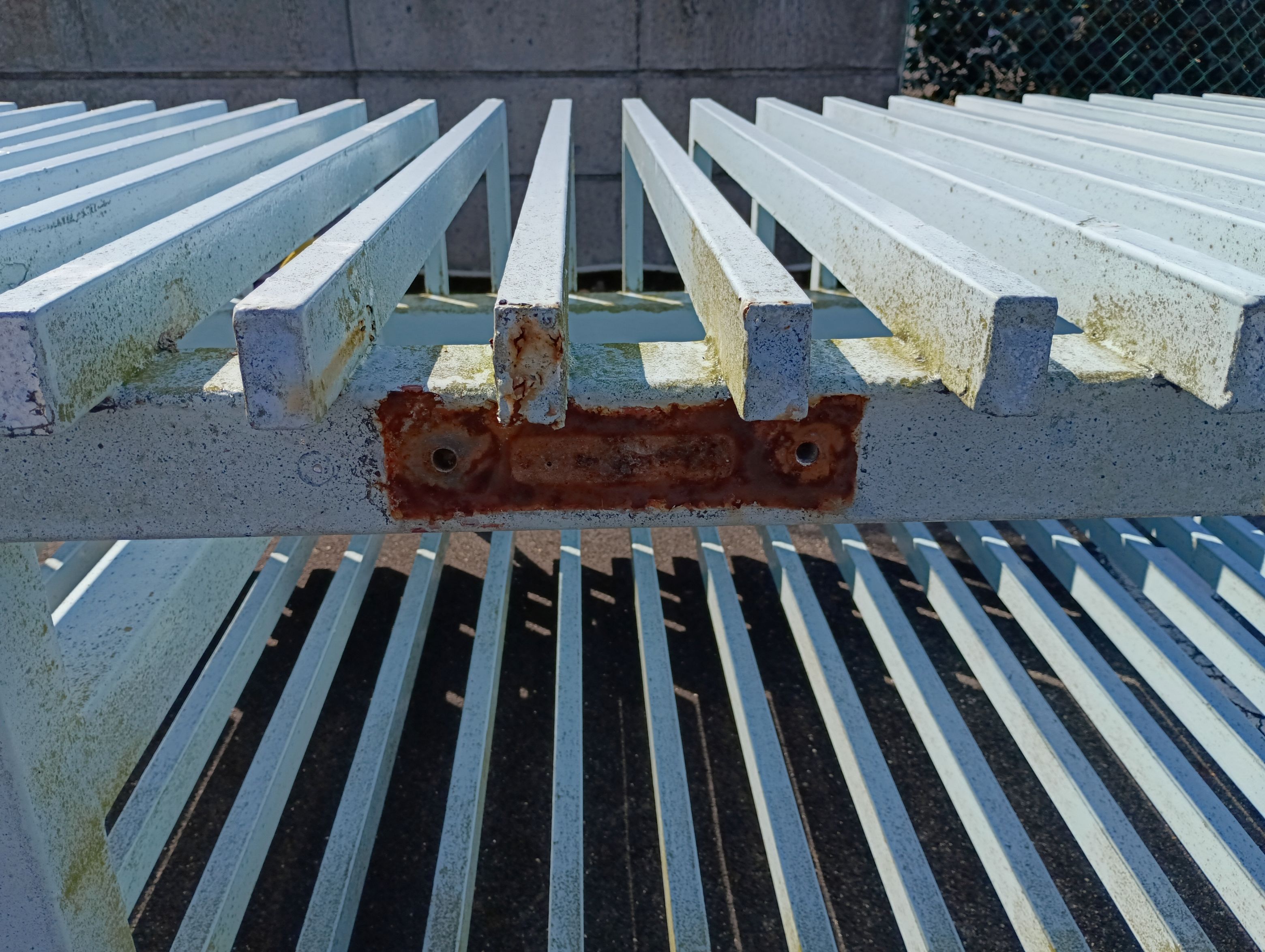 小島硝子の錆び付いて動きが悪くなった引戸門扉の重量戸車を交換工事。の施工事例詳細写真2