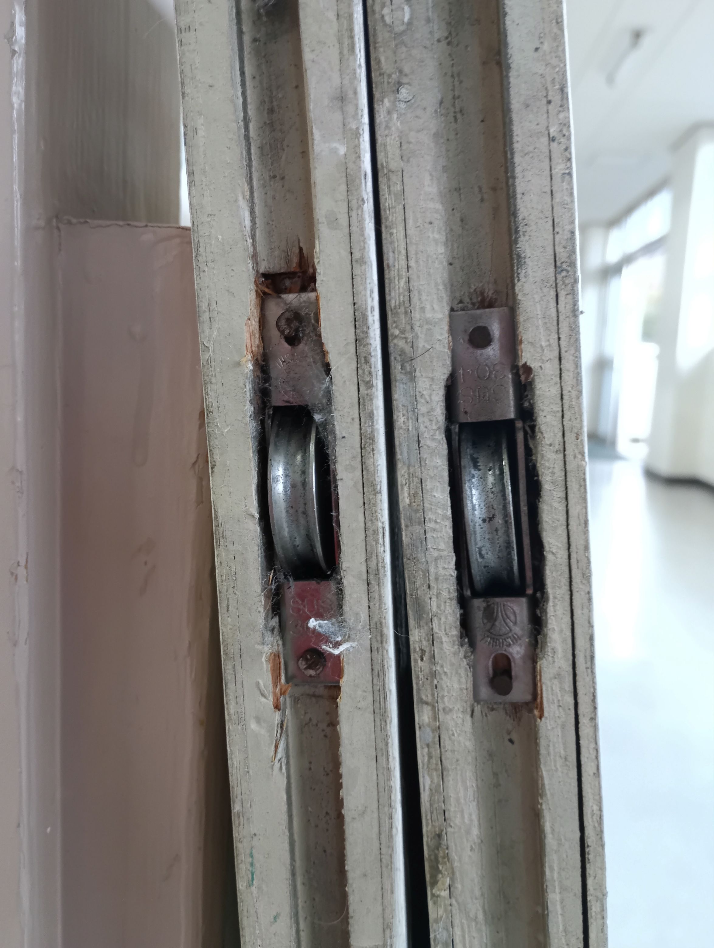 小島硝子の経年劣化で動きが悪くなった戸車を交換。の施工事例詳細写真1