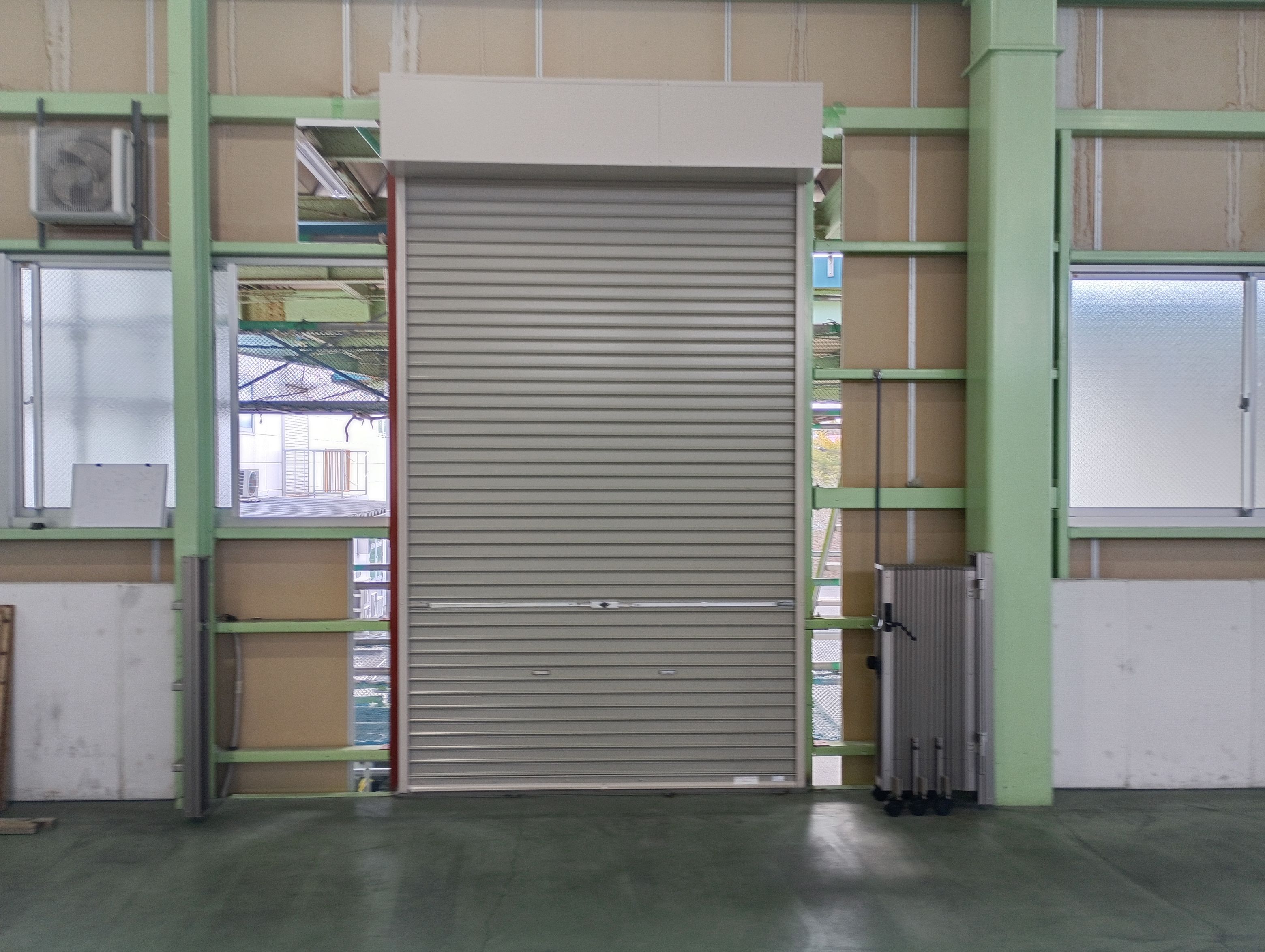 小島硝子の倉庫２階の外壁を部分撤去して、開口部に軽量手動ｼｬｯﾀｰと伸縮門扉を設置。の施工事例詳細写真2