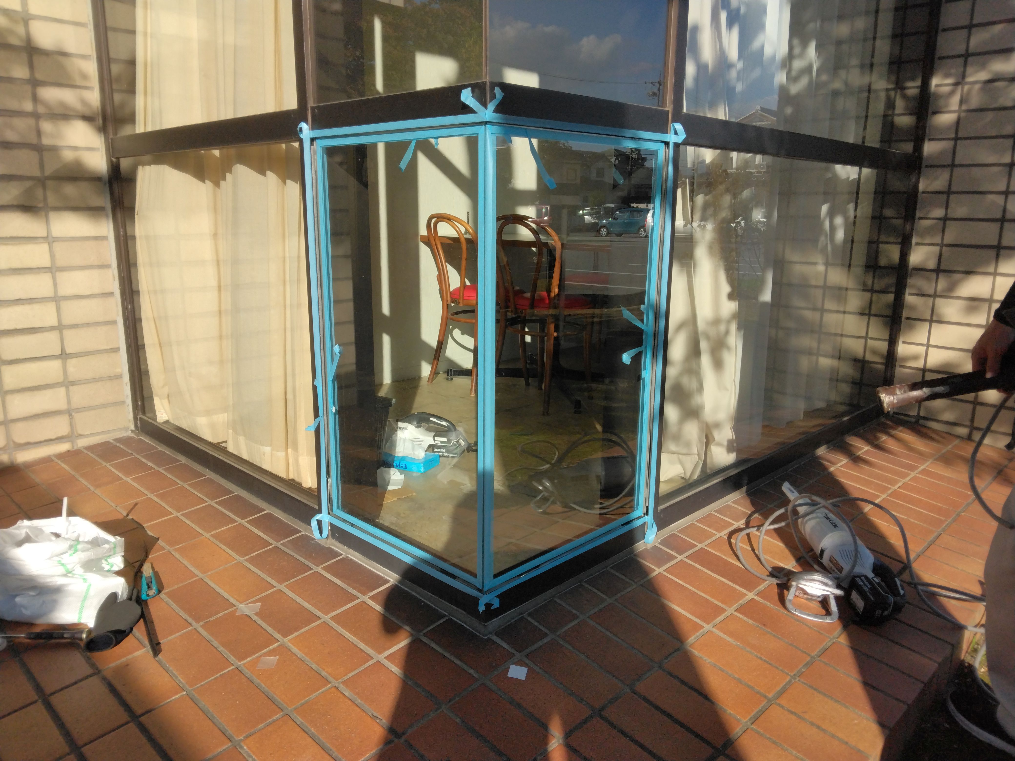 小島硝子のｺｰﾅｰ窓の突合せ部分の硝子取替工事。の施工事例詳細写真3