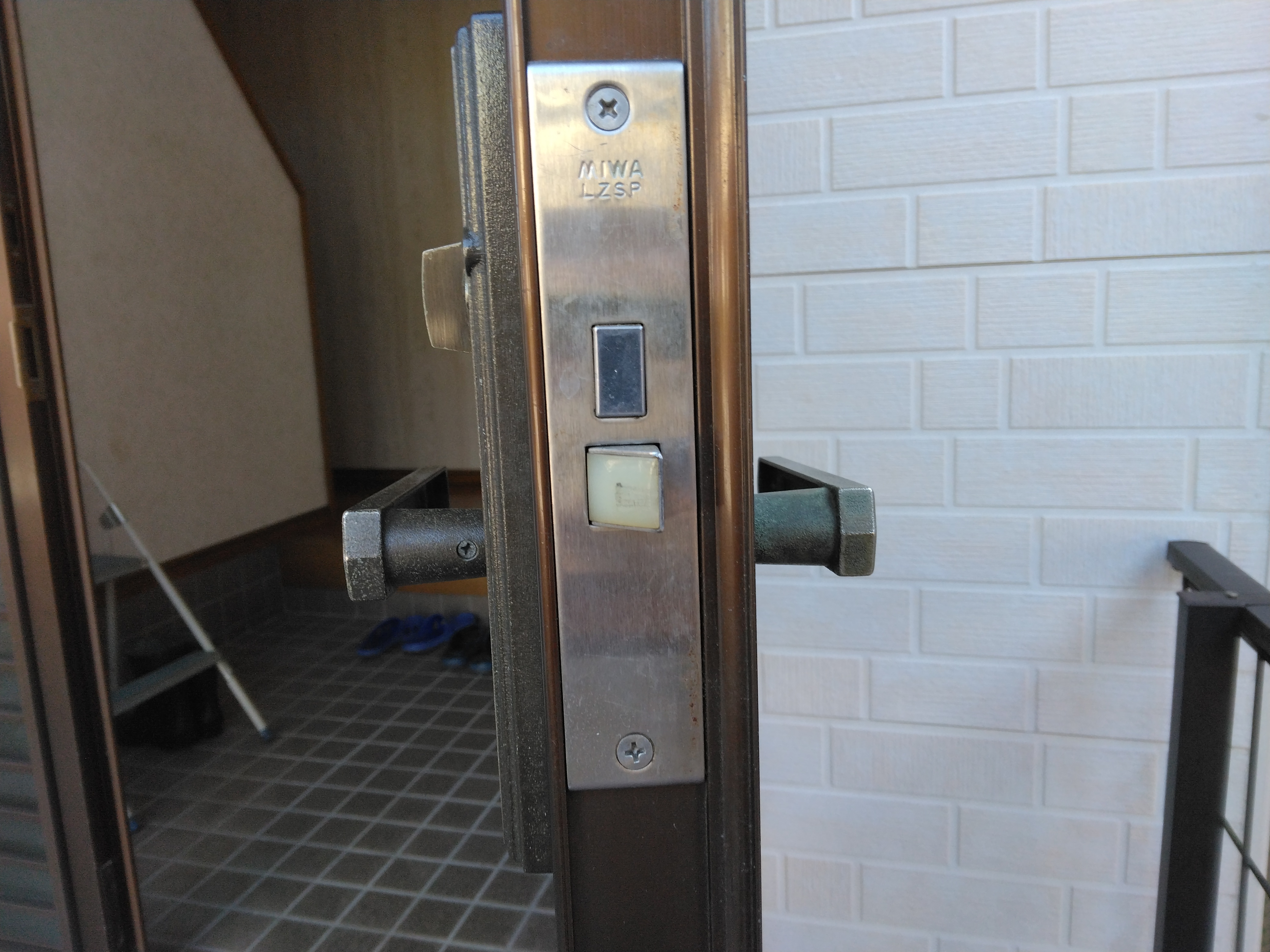小島硝子の玄関ﾄﾞｱのｼﾘﾝﾀﾞｰ錠の交換の施工事例詳細写真3