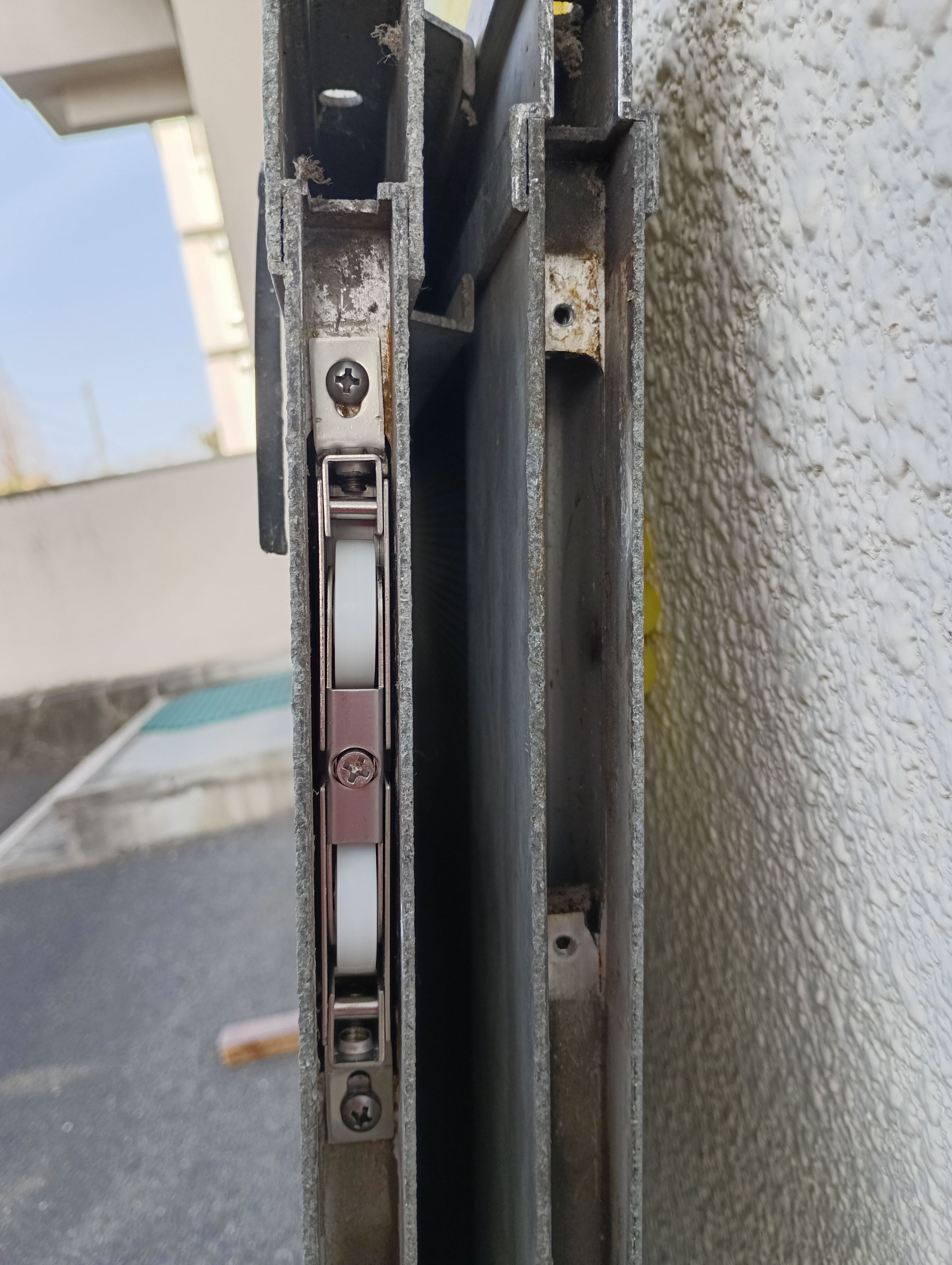 小島硝子の古くて動きが悪くなった戸車を交換工事。の施工事例詳細写真3