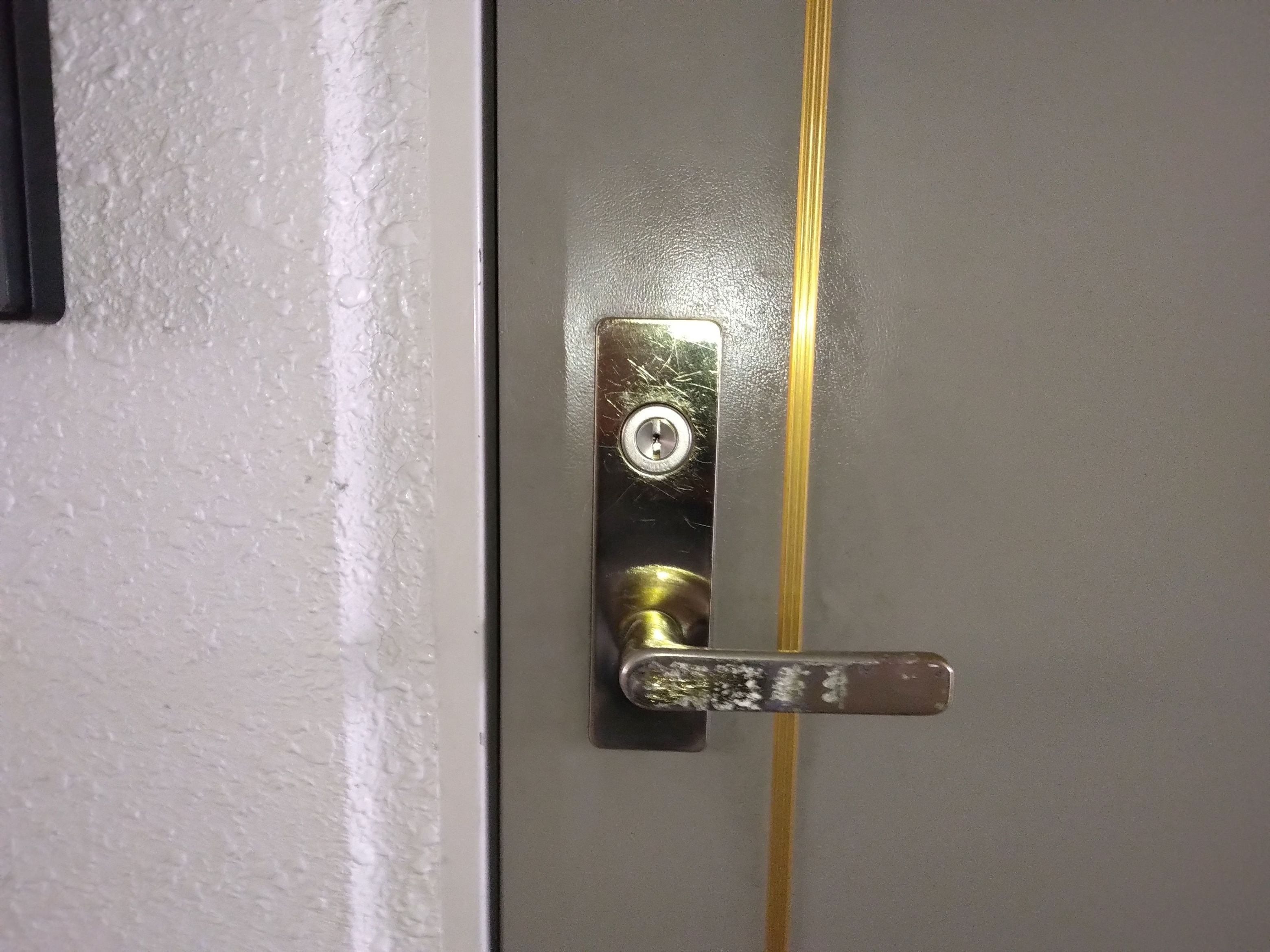 小島硝子の故意に傷つけられた面付箱錠を交換工事。の施工事例詳細写真1