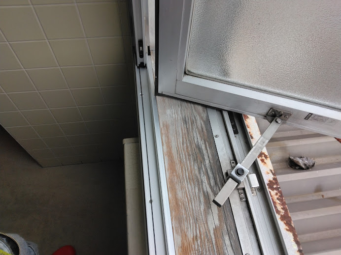 小島硝子の縦軸回転窓にインプラスふかし枠４方を使用して網戸取付の施工後の写真1