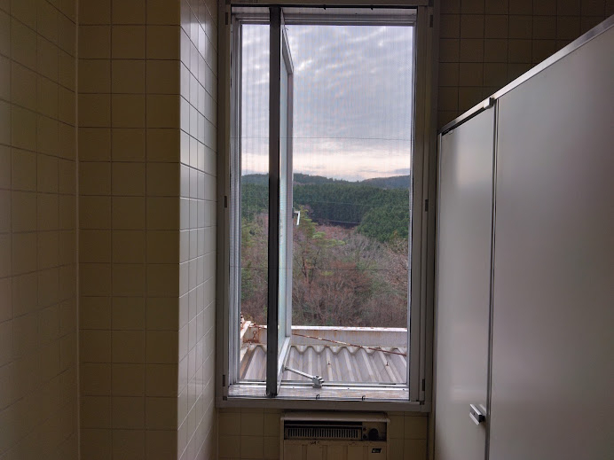 小島硝子の縦軸回転窓にインプラスふかし枠４方を使用して網戸取付の施工後の写真2
