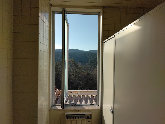 小島硝子の縦軸回転窓にインプラスふかし枠４方を使用して網戸取付の施工前の写真1