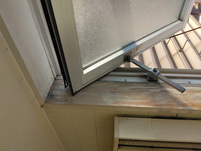小島硝子の縦軸回転窓にインプラスふかし枠４方を使用して網戸取付の施工前の写真2