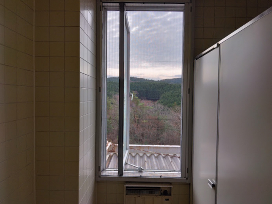 小島硝子の縦軸回転窓にインプラスふかし枠４方を使用して網戸取付施工事例写真1