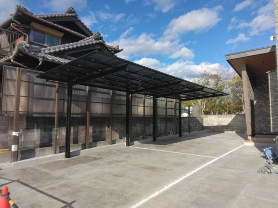 小島硝子の機能的な屋根材で愛車をしっかり守る。施工事例写真1