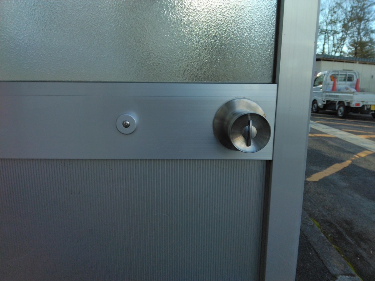 小島硝子の框ドア対応玉座取替錠（横）キーレックス500-22275XMSに交換しキーレスフリー‼の施工後の写真2