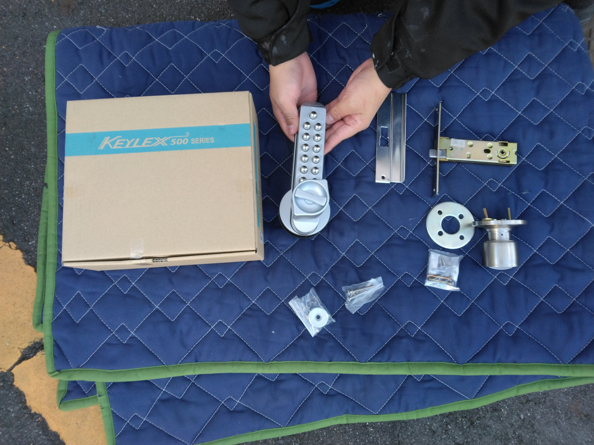 小島硝子の框ドア対応玉座取替錠（横）キーレックス500-22275XMSに交換しキーレスフリー‼の施工前の写真1