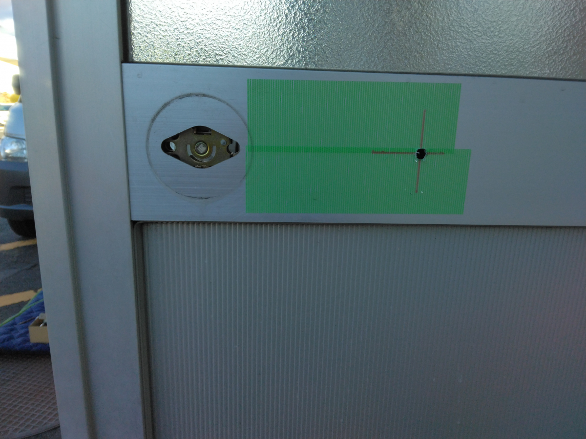 小島硝子の框ドア対応玉座取替錠（横）キーレックス500-22275XMSに交換しキーレスフリー‼の施工前の写真3