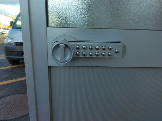 小島硝子の框ドア対応玉座取替錠（横）キーレックス500-22275XMSに交換しキーレスフリー‼施工事例写真1