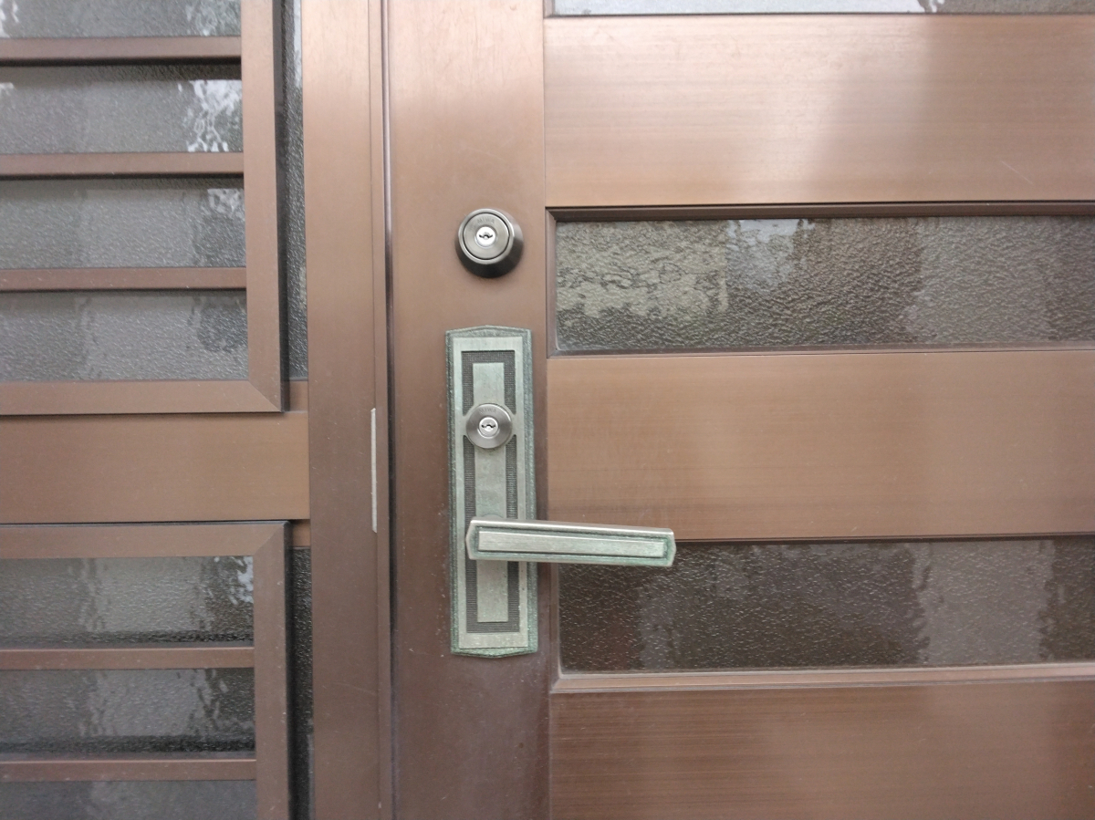小島硝子の玄関ﾄﾞｱのｼﾘﾝﾀﾞｰ錠の交換の施工後の写真1