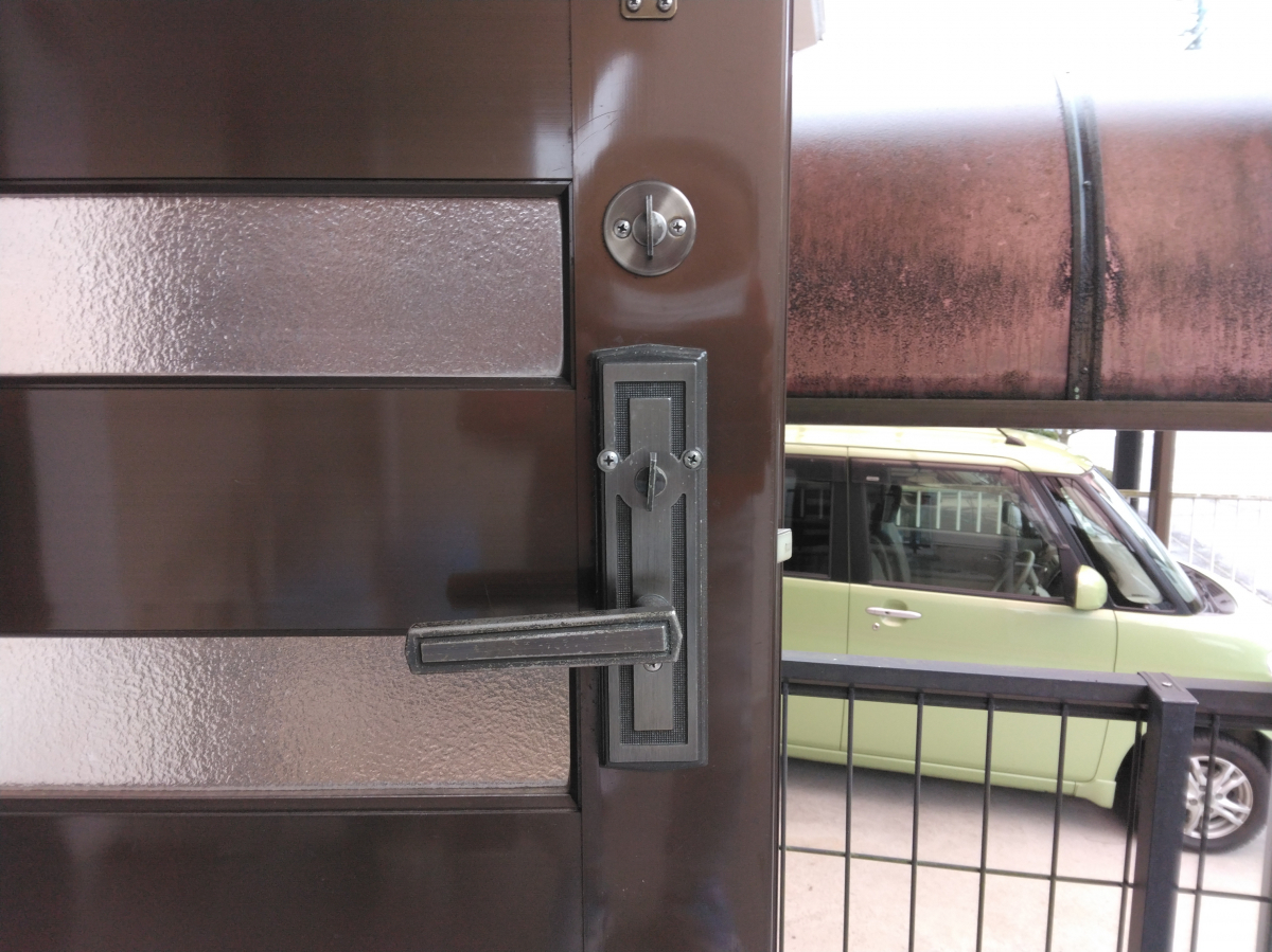 小島硝子の玄関ﾄﾞｱのｼﾘﾝﾀﾞｰ錠の交換の施工前の写真2