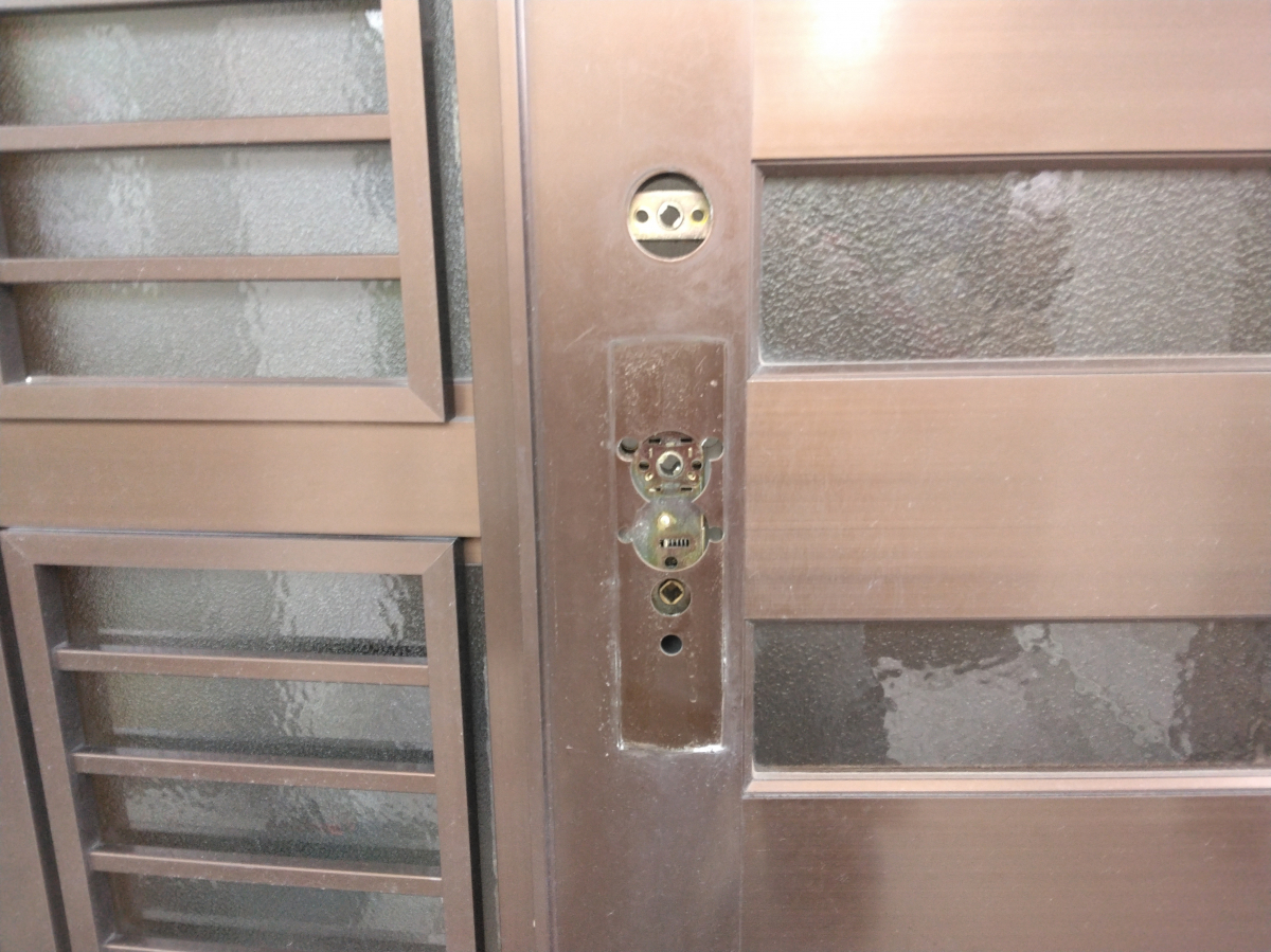小島硝子の玄関ﾄﾞｱのｼﾘﾝﾀﾞｰ錠の交換の施工前の写真3