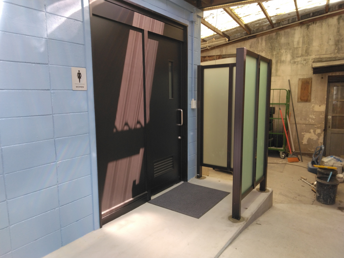 小島硝子のトイレ入口にスクリーンを設置して外部からの視線をカット。の施工後の写真2