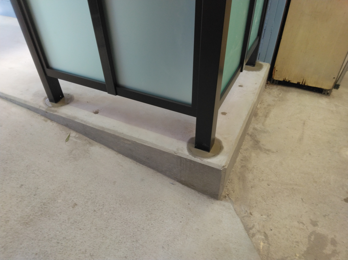 小島硝子のトイレ入口にスクリーンを設置して外部からの視線をカット。の施工後の写真3