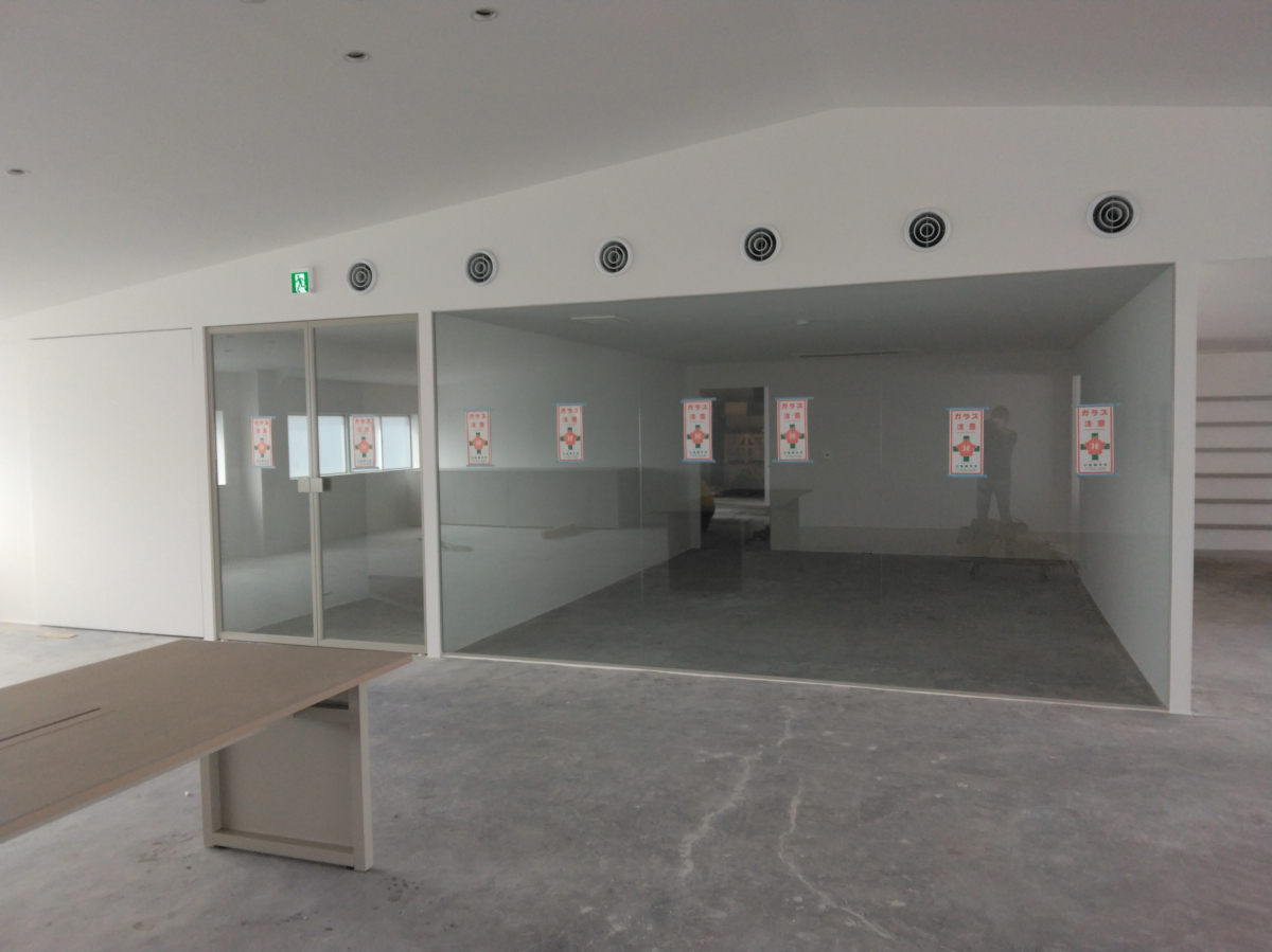 小島硝子の2階展示場に硝子施工の施工後の写真1