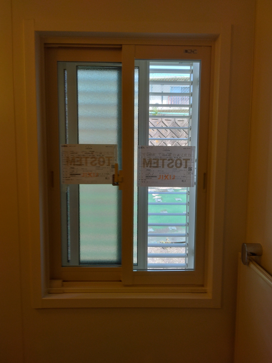 小島硝子の浴室と洗面所の断熱対策に、内窓を設置して断熱効果UP！の施工後の写真1