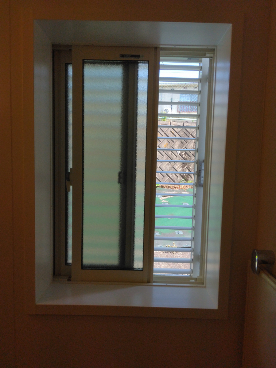小島硝子の浴室と洗面所の断熱対策に、内窓を設置して断熱効果UP！の施工前の写真1